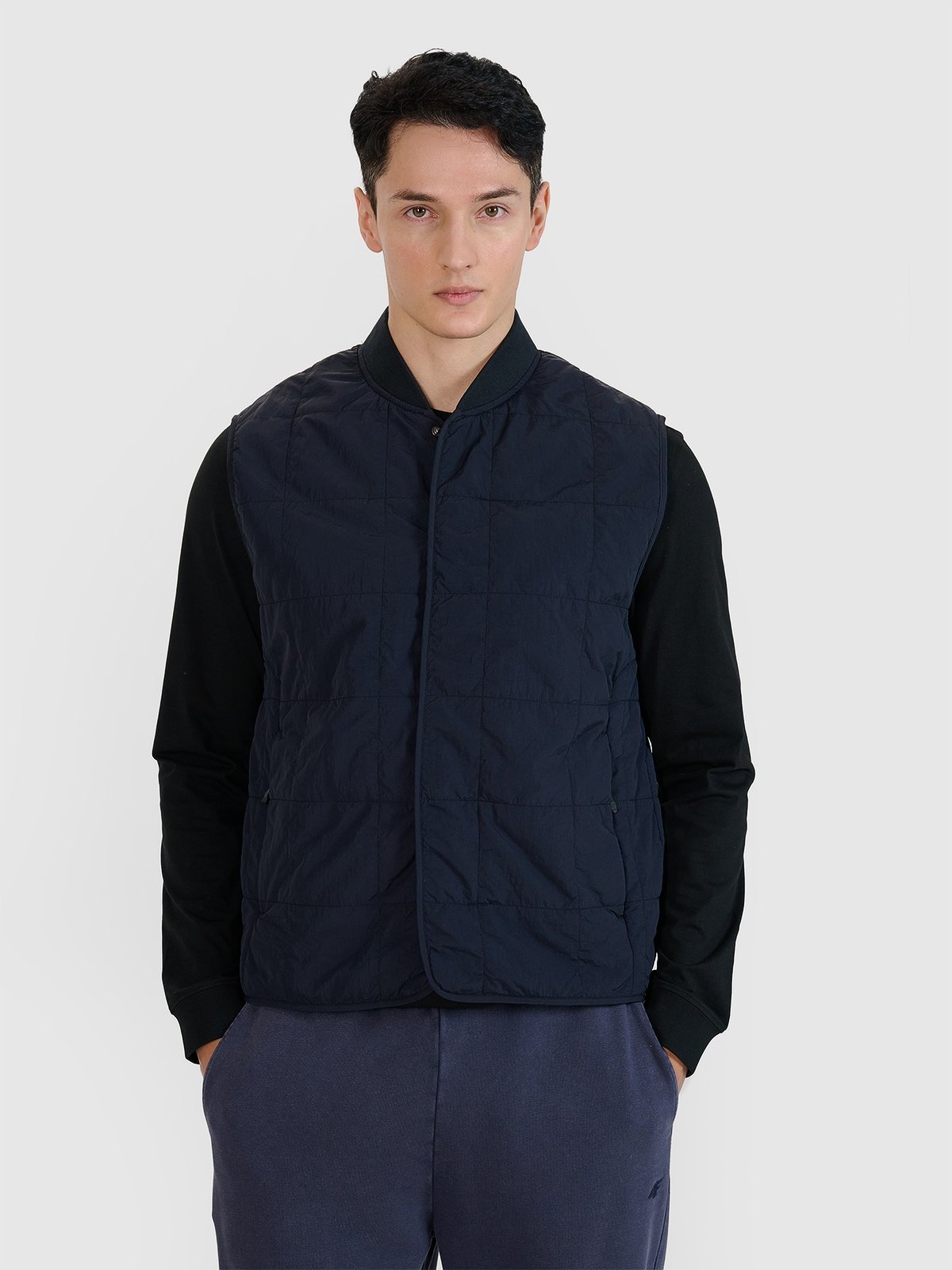 Чоловічий безрукавка зі стійкою - чорний