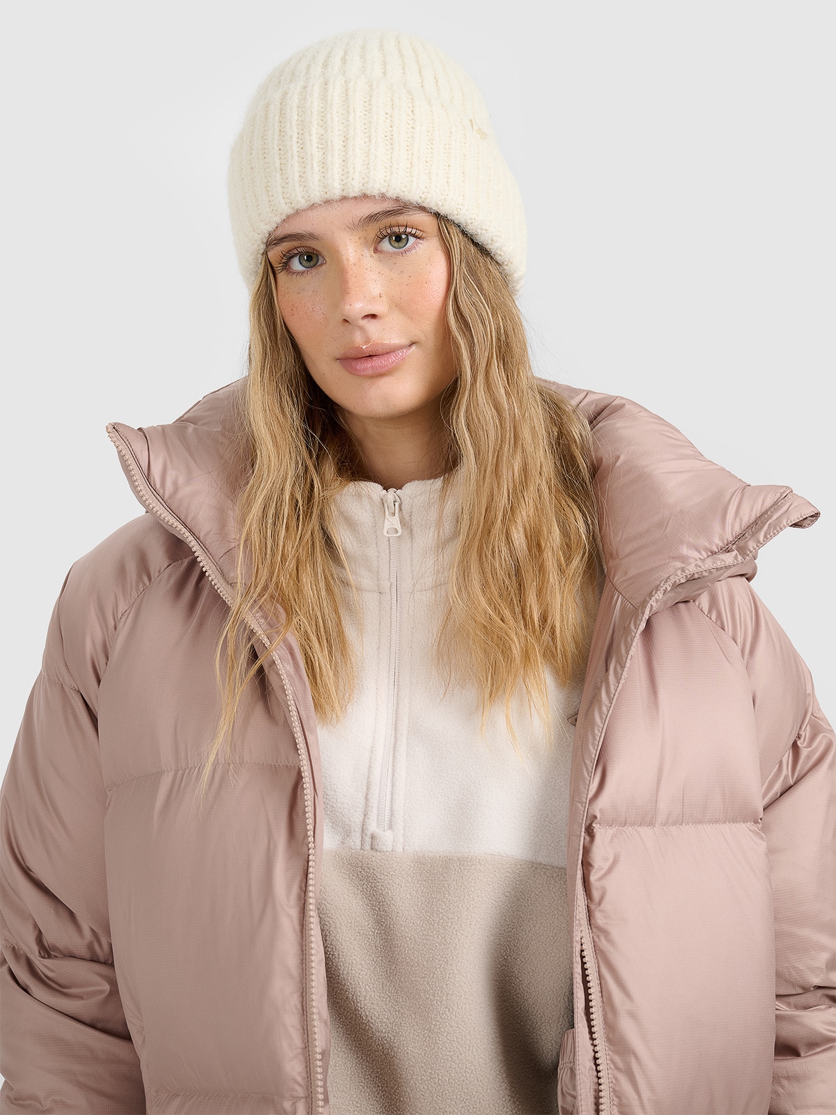 Жіноча зимова шапка - бежева