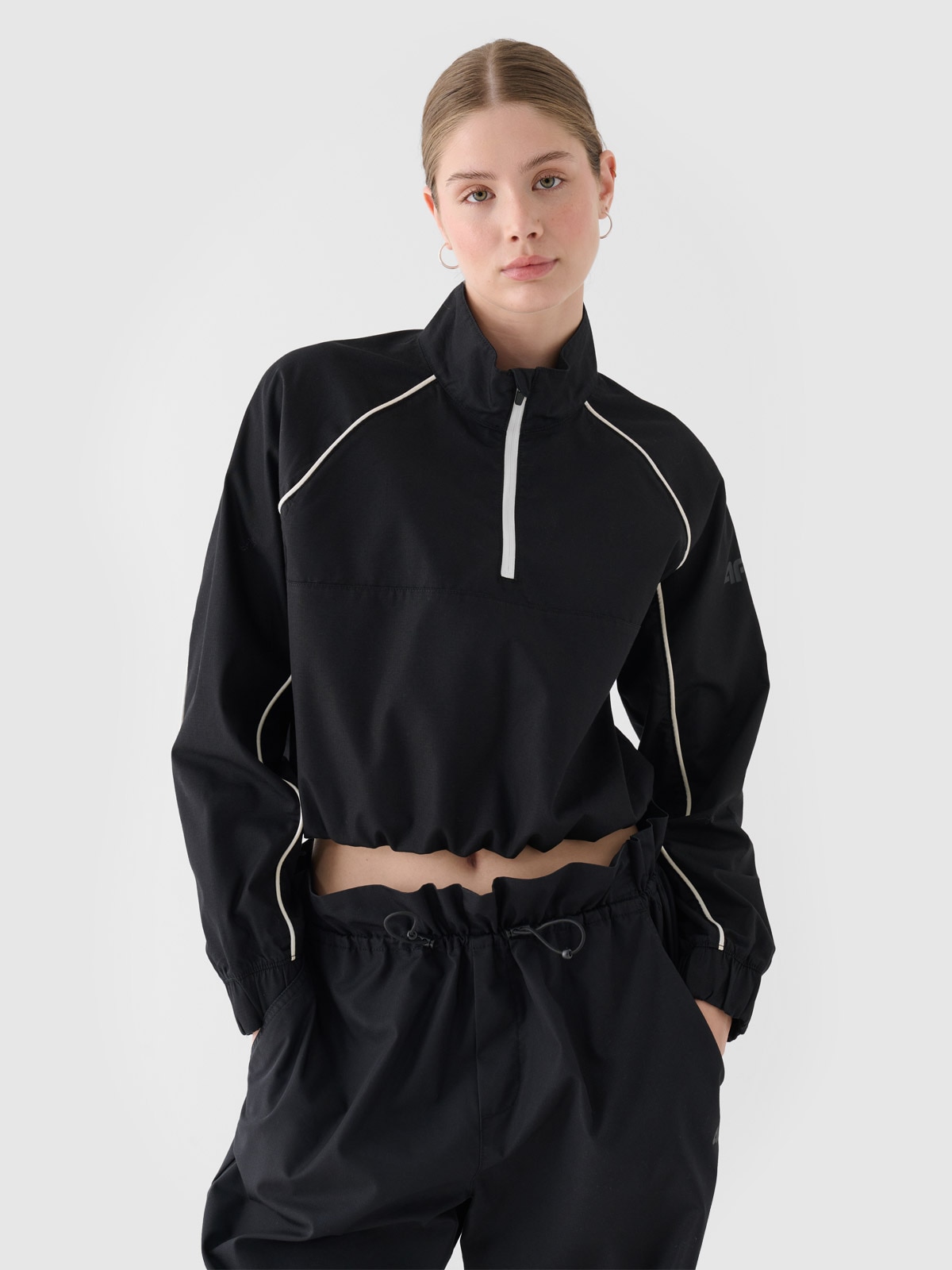 Жіноча перехідна куртка cropped з коміром-стійкою - чорний