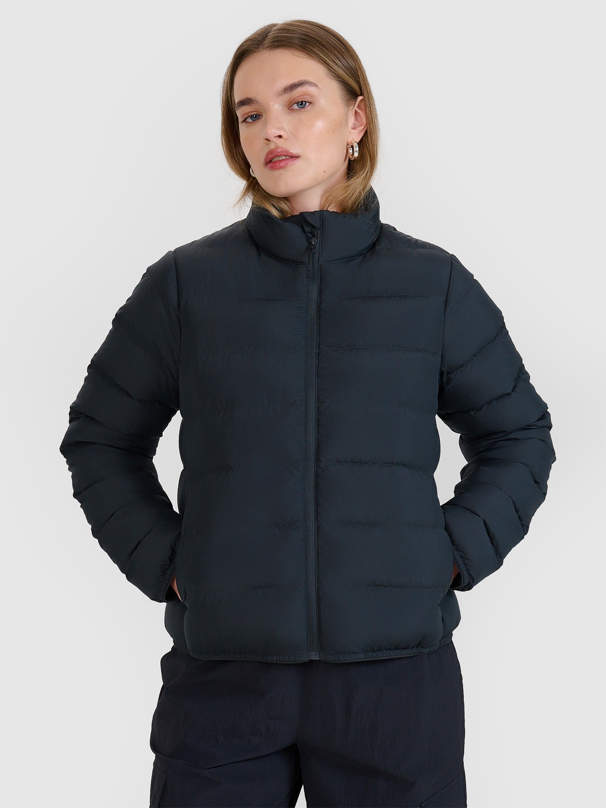 Жіноча пухова куртка з натуральним наповнювачем - чорний