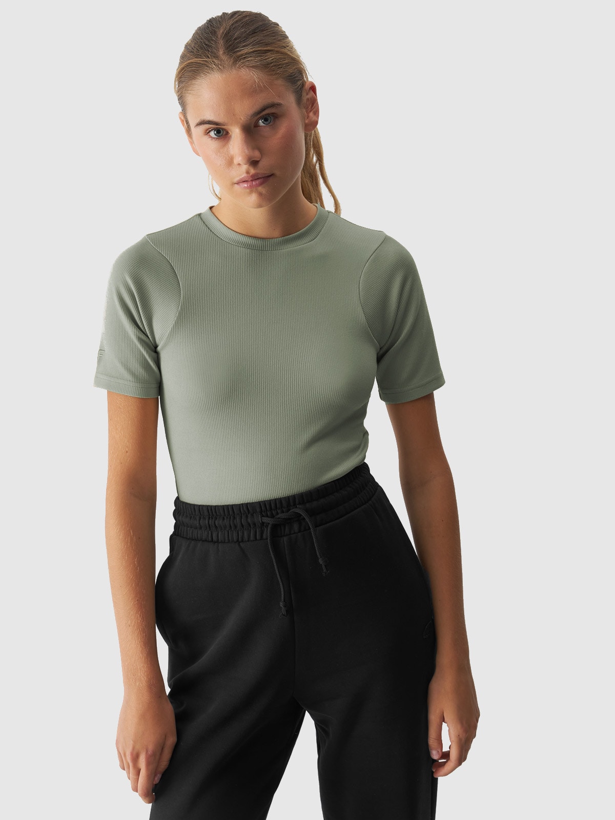 Жіноча однотонна футболка slim crop-top - хакі
