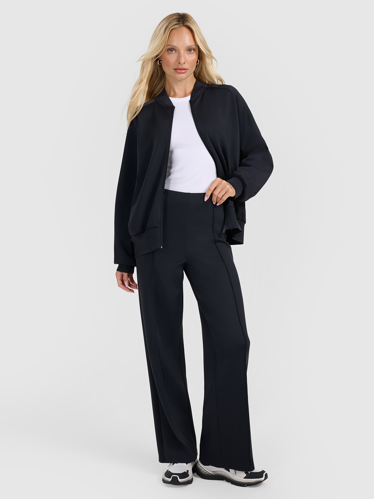 Жіночі спортивні штани з прямими штанинами - чорні