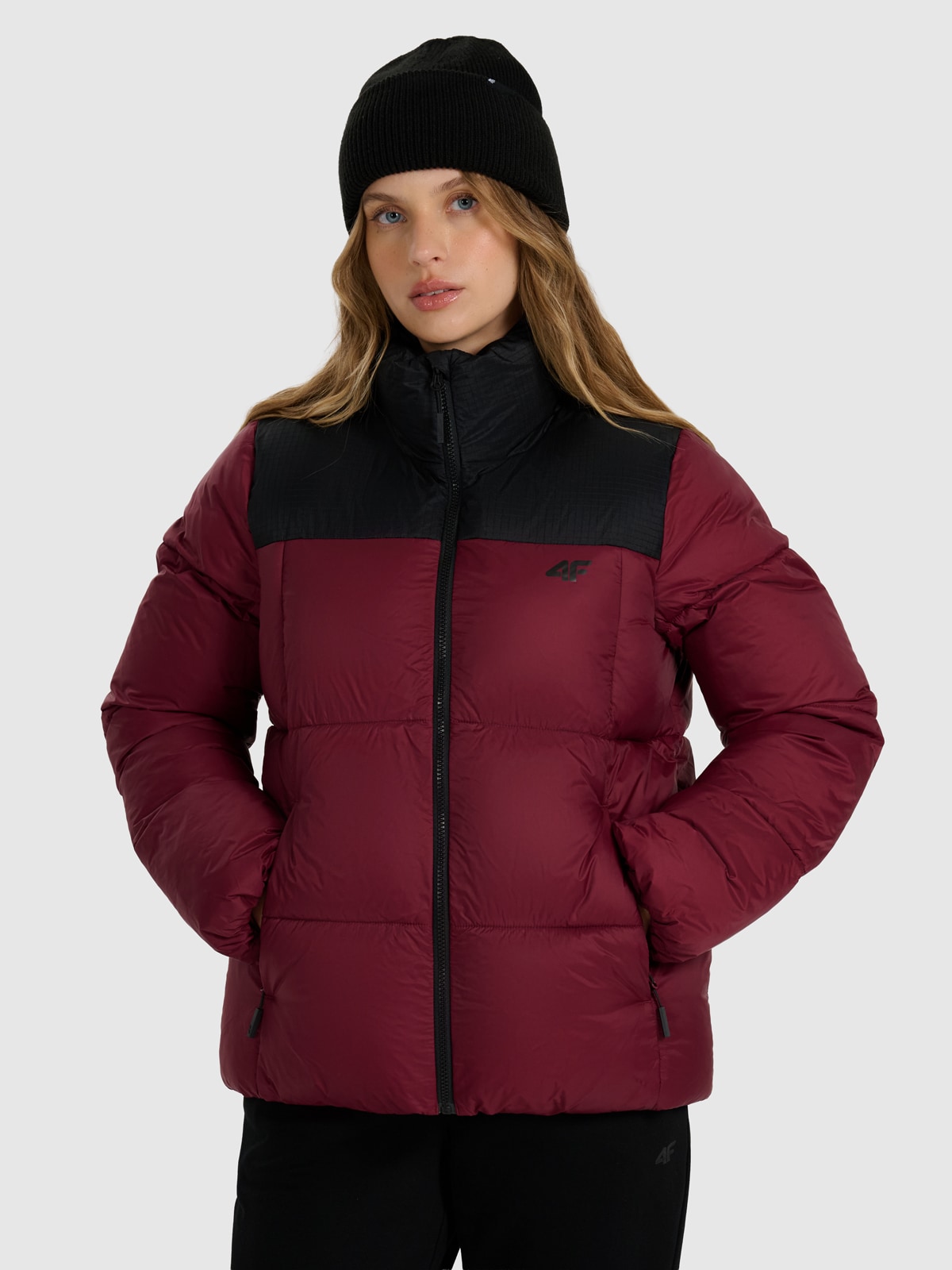 Жіноча пухова куртка з синтетичним наповнювачем - червона