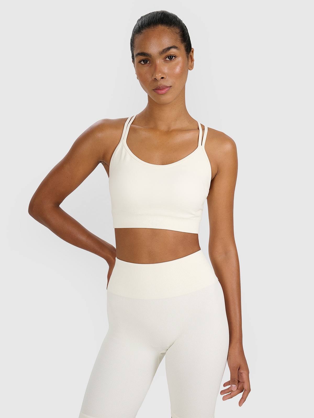 Жіночий тренувальний бюстгальтер з низькою підтримкою - бежевий