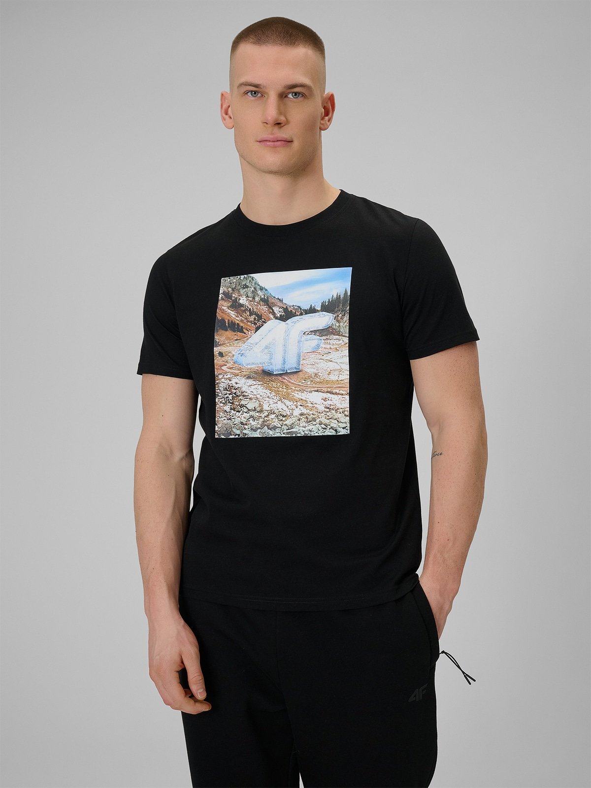 Чоловіча футболка regular з принтом - чорна