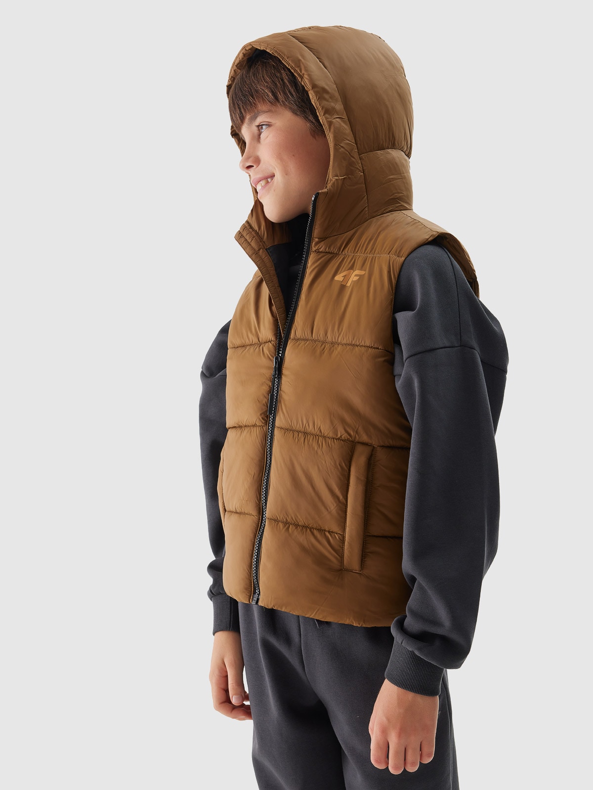 Пухова стьобана жилетка з капюшоном для хлопчиків - коричневий