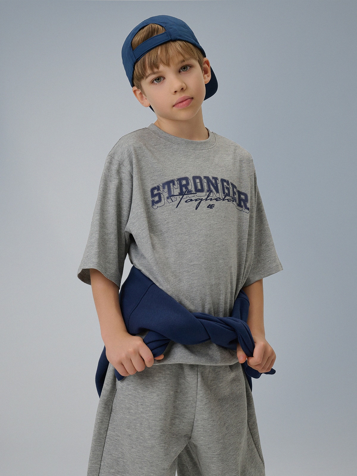 Футболка loose з принтом хлоп'яча - сіра