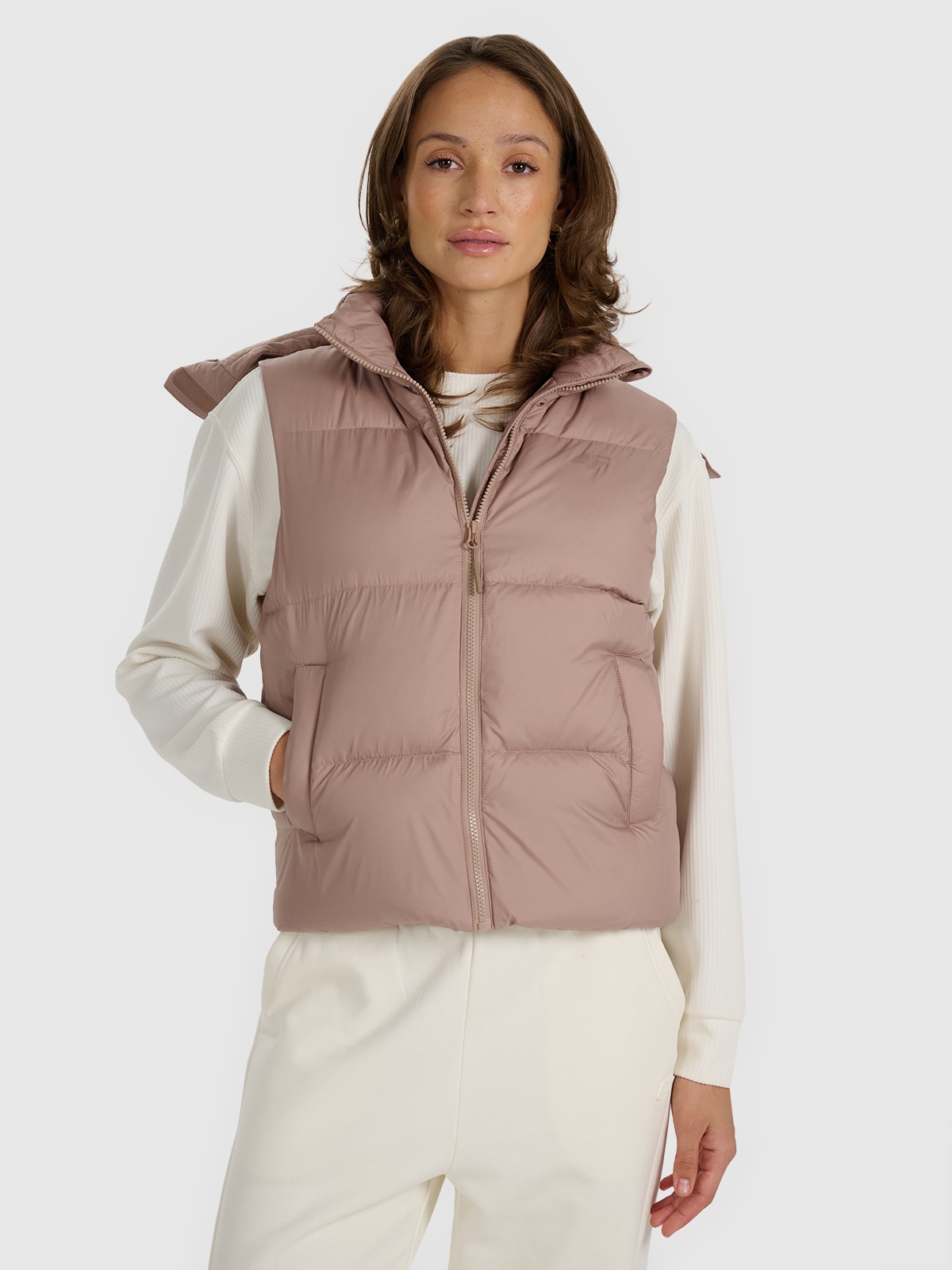 Жіночий пуховий жилет із натуральним наповнювачем - бежевий