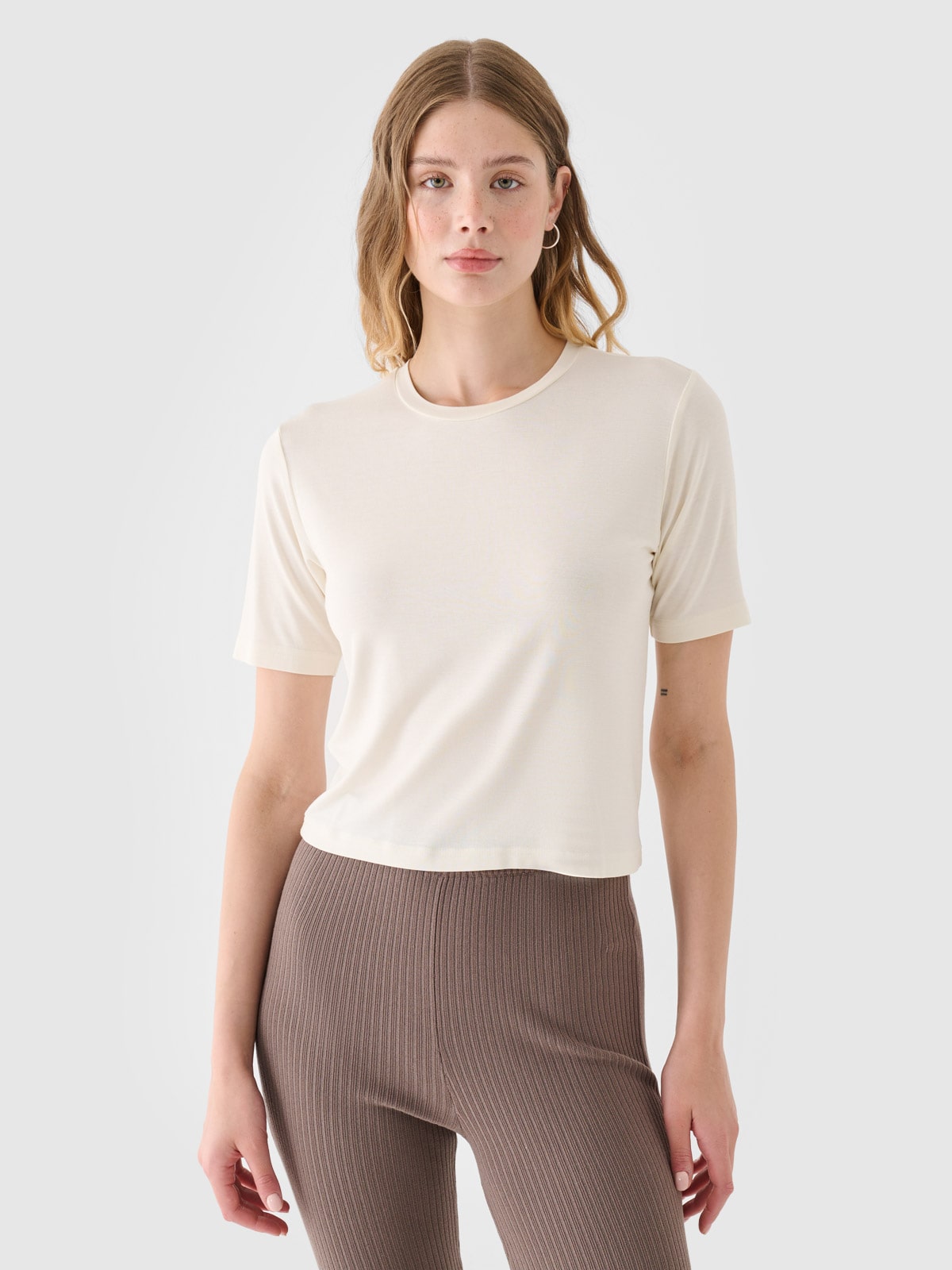 Жіноча однотонна футболка slim - білий