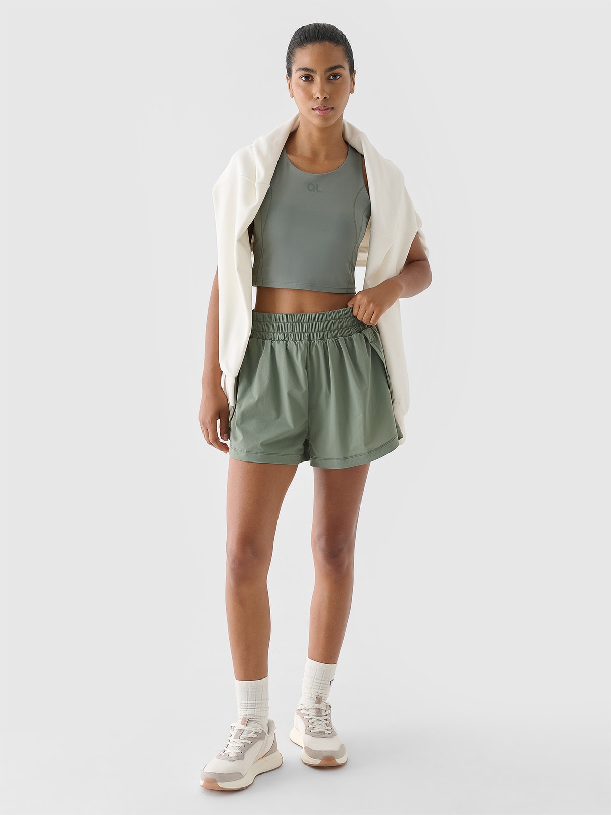 Жіночі швидковисихаючі шорти для тренувань 4F x Anna Lewandowska - оливковий