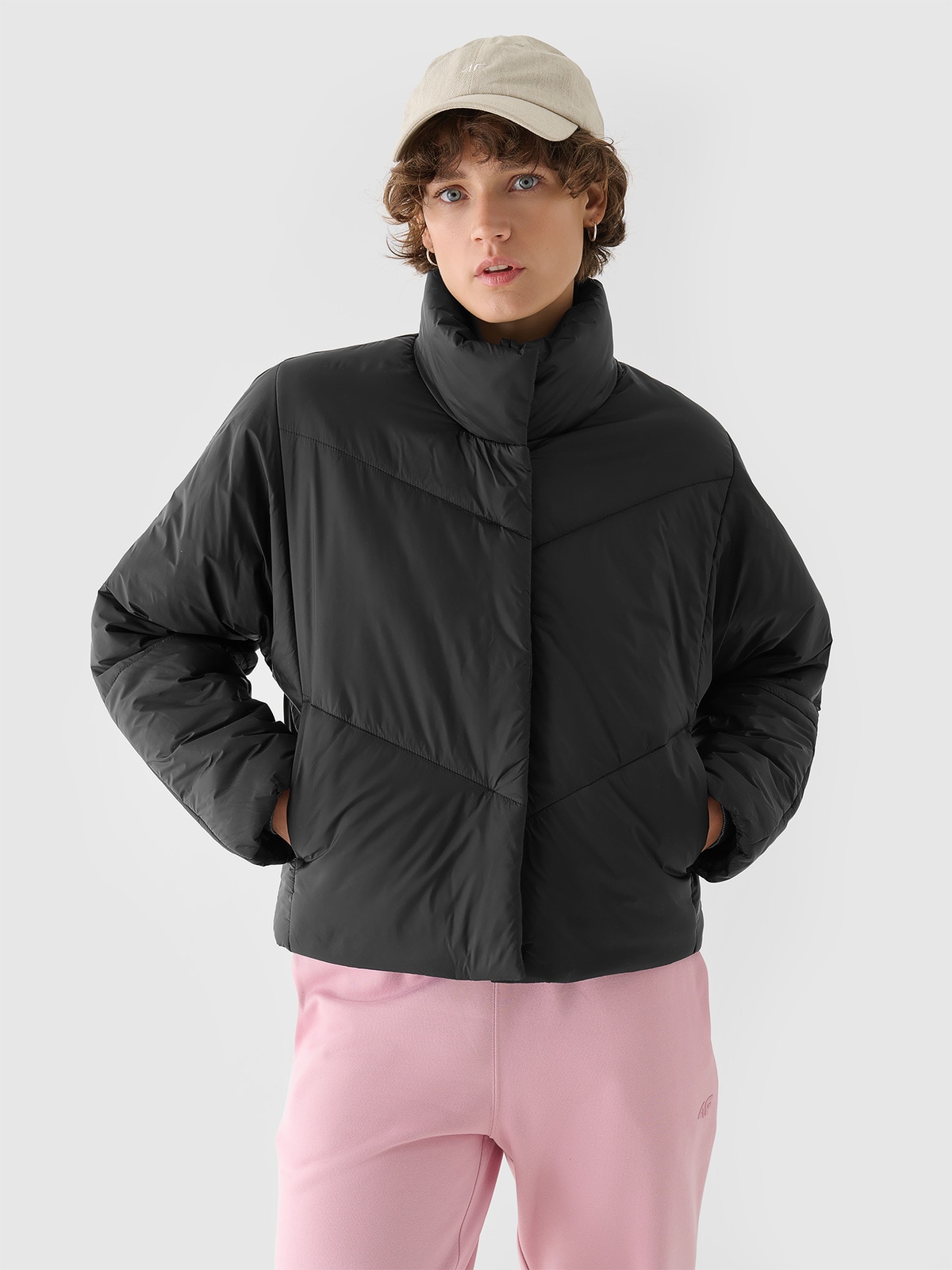 Жіноча пухова куртка з синтетичним наповнювачем - чорний