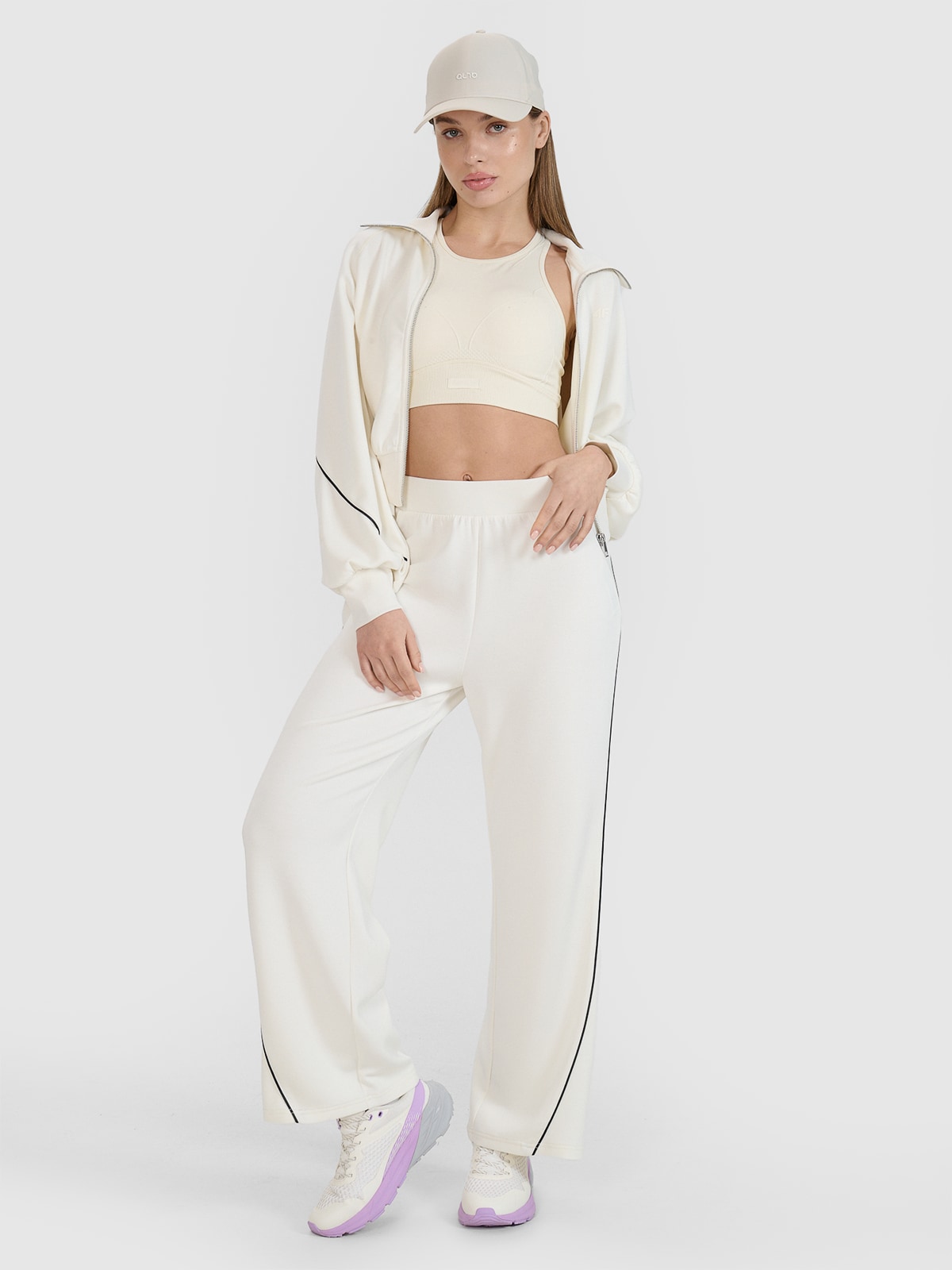 Жіночі спортивні штани з модалом 4F x Anna Lewandowska - білі