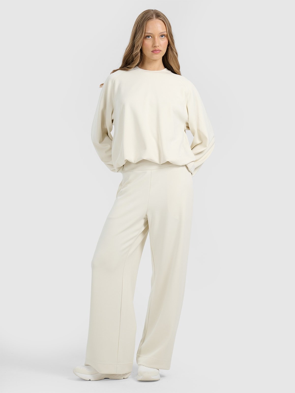 Жіночі спортивні штани з широкими штанинами з модалом - бежеві