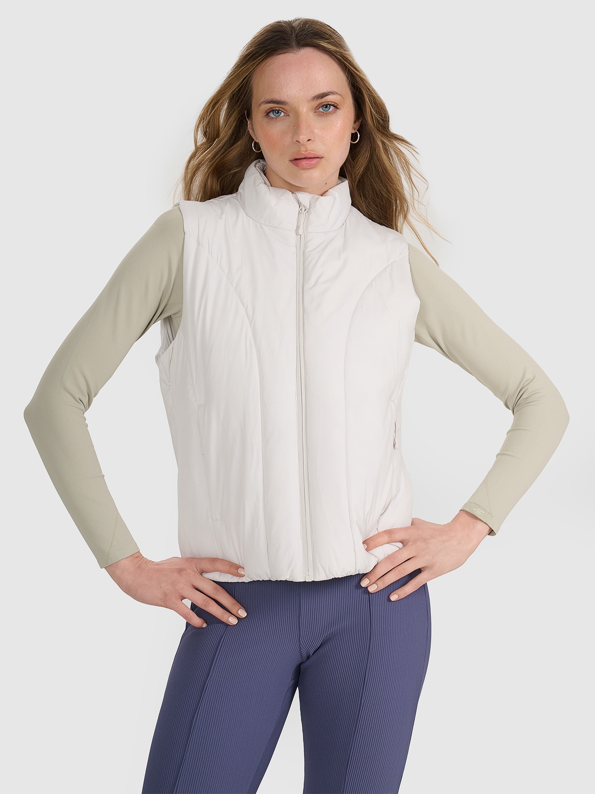 Жіночий пуховий жилет із синтетичним наповнювачем - сірий