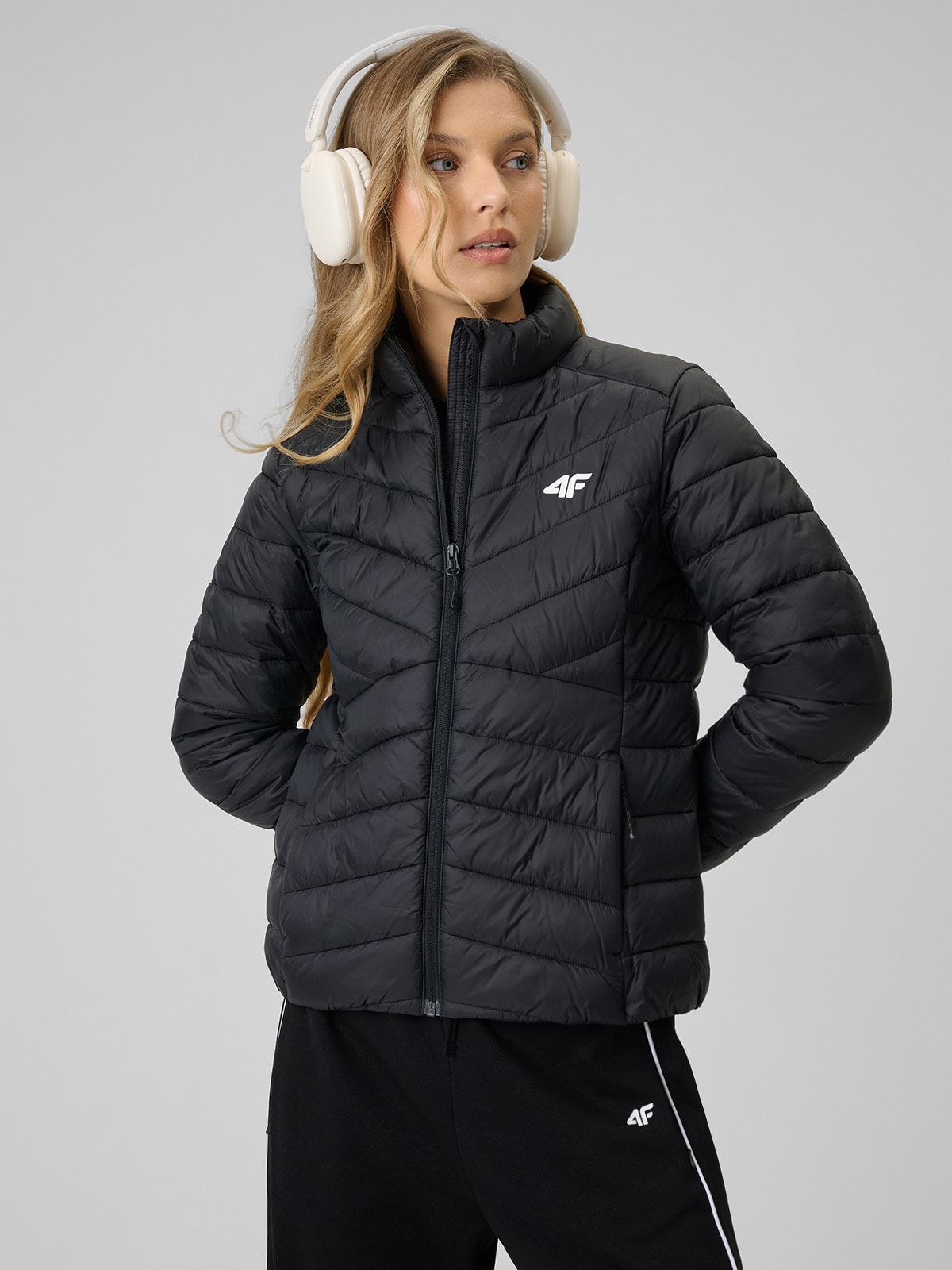 Жіноча куртка з синтетичним наповнювачем - чорна