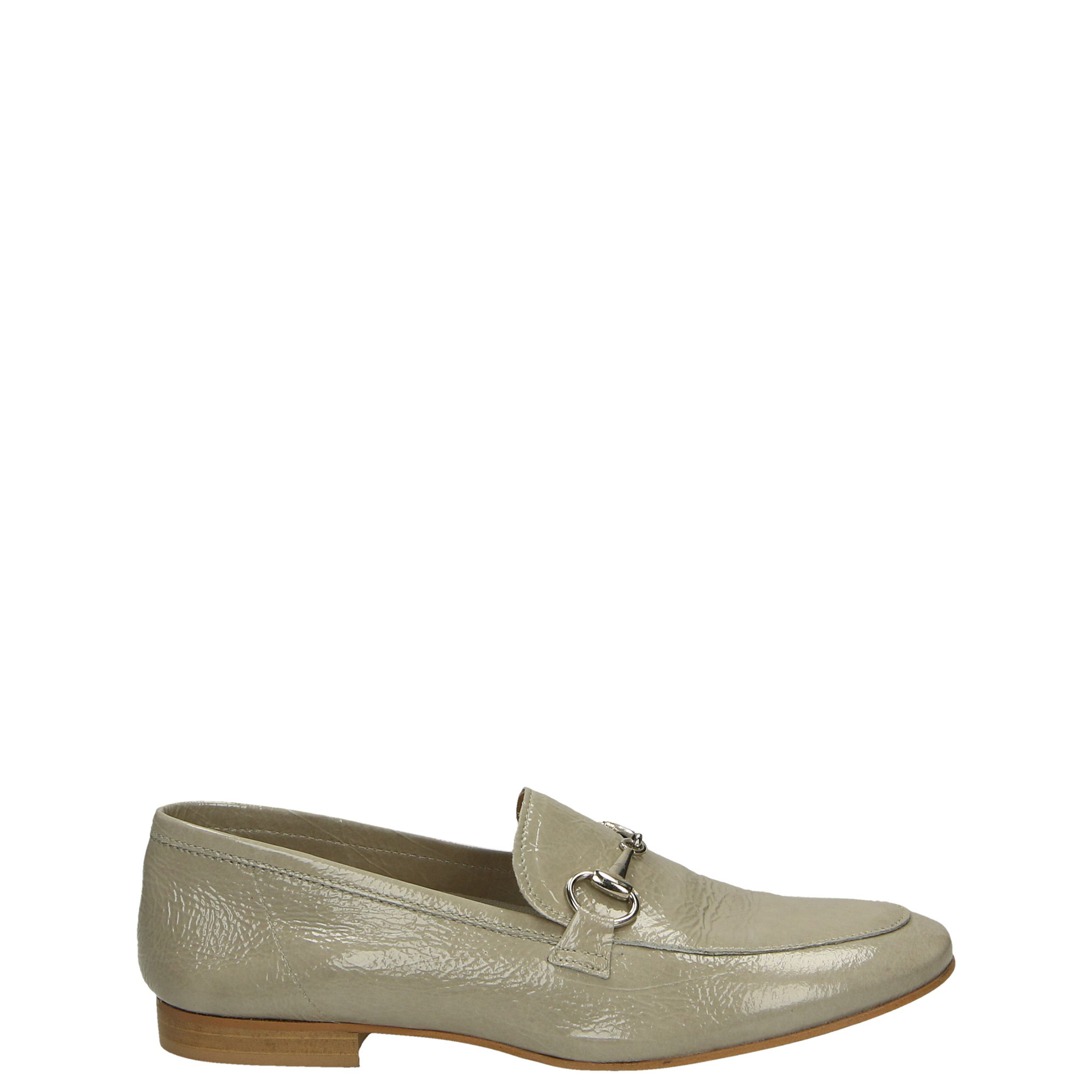 MOKASYNY Z LAKIEROWANEJ SKÓRY CETARA-G-65 ASH