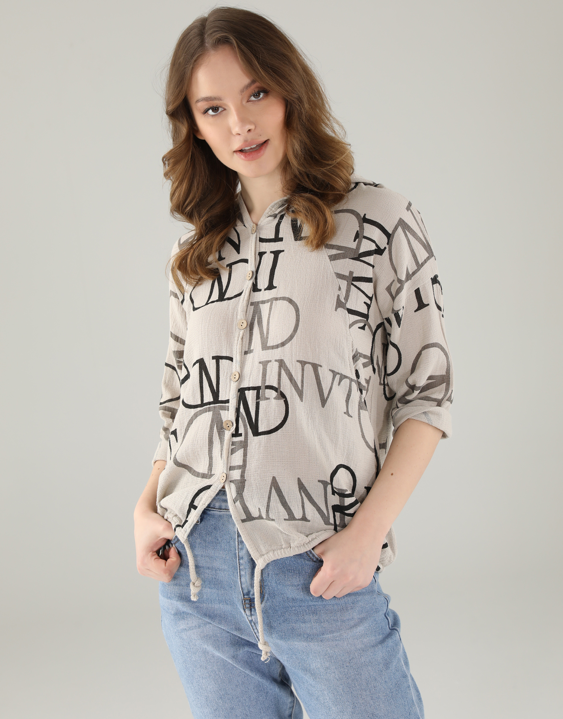 ZAPINANA NARZUTKA Z BAWEŁNY 65-21117S2 BEIGE