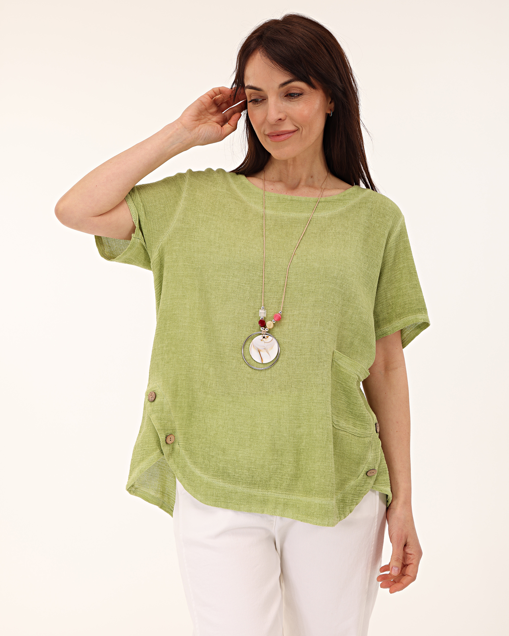 Zielona bluzka z naszyjnikiem