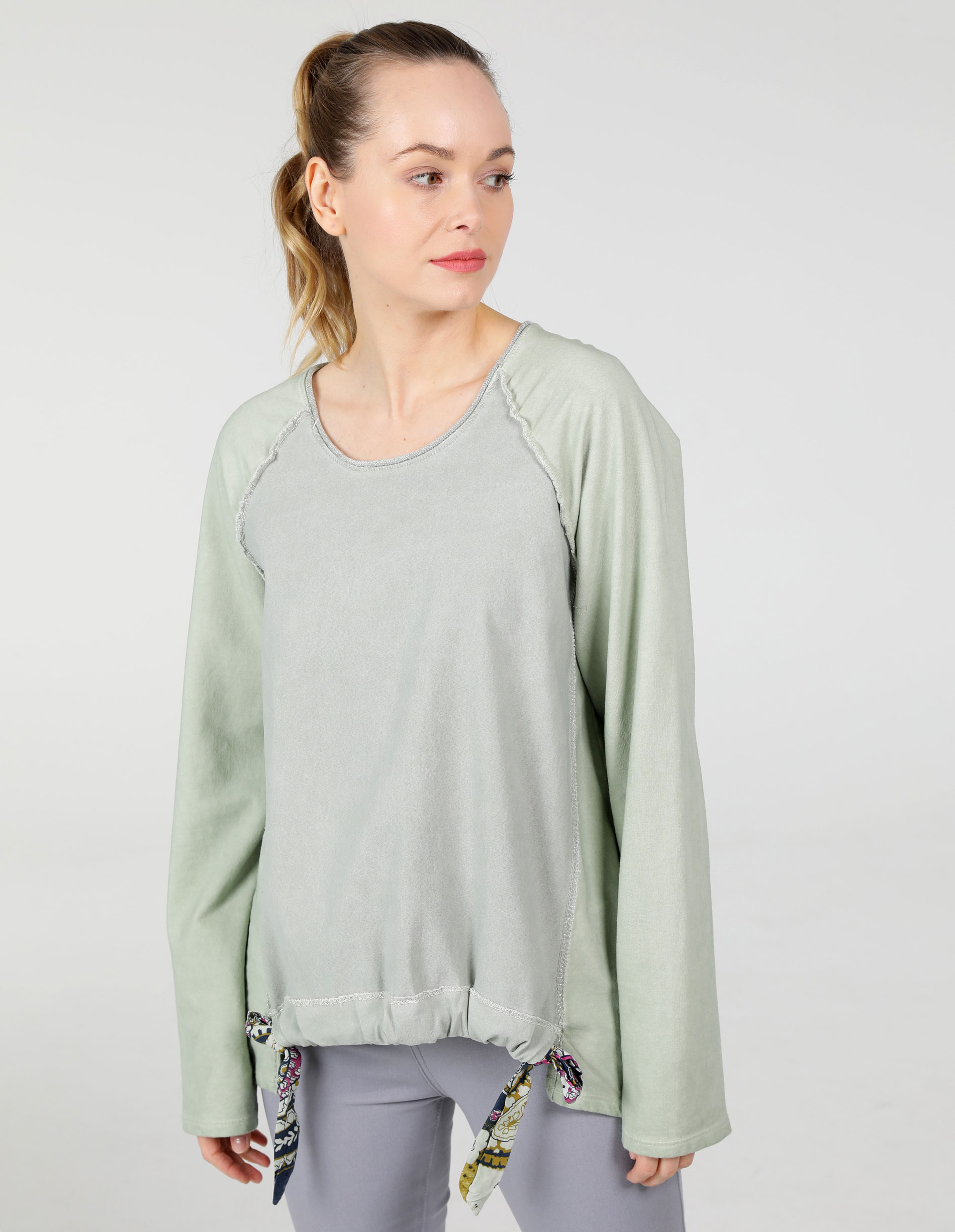 Gładka bluzka z przeszyciami