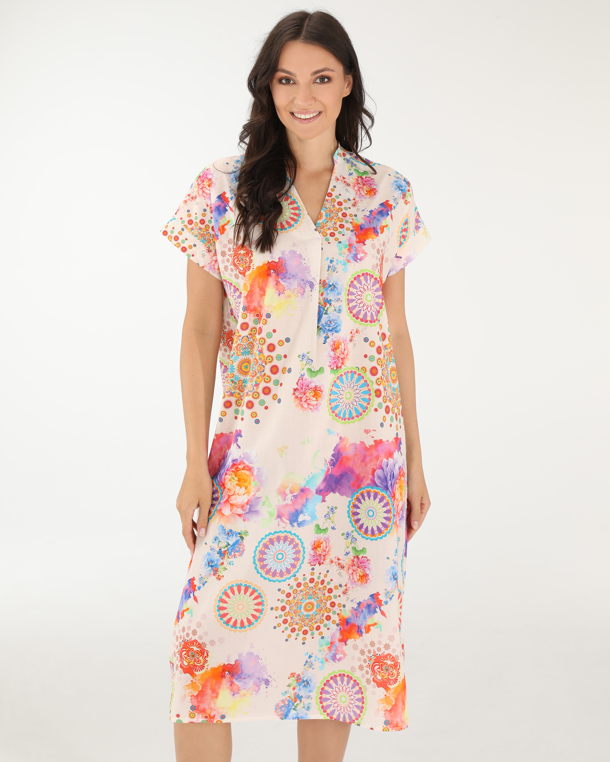 LUŹNA SUKIENKA W KOLOROWY WZÓR 248-A026 BEIGE