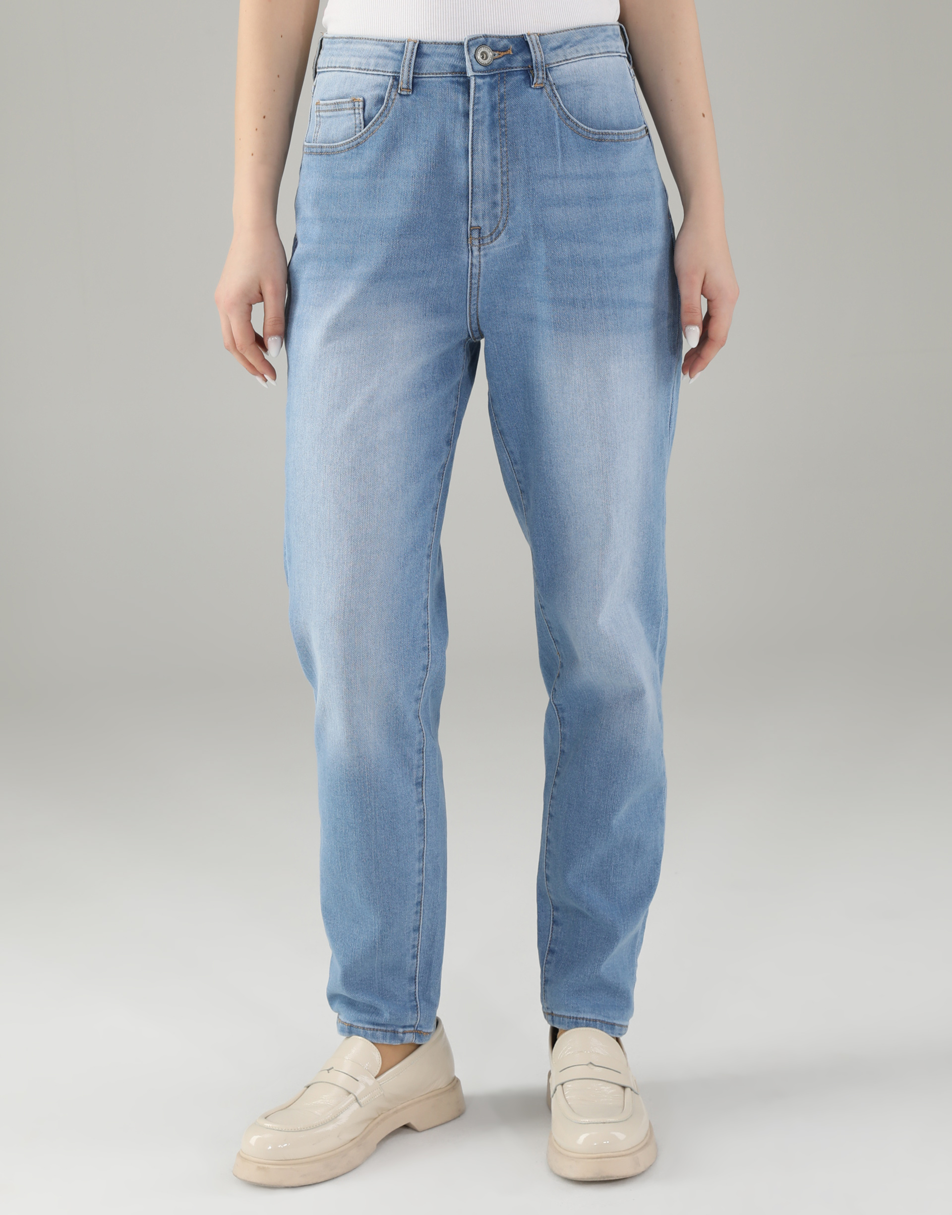 LUŹNE NIEBIESKIE JEANSY 42-1352 BLU