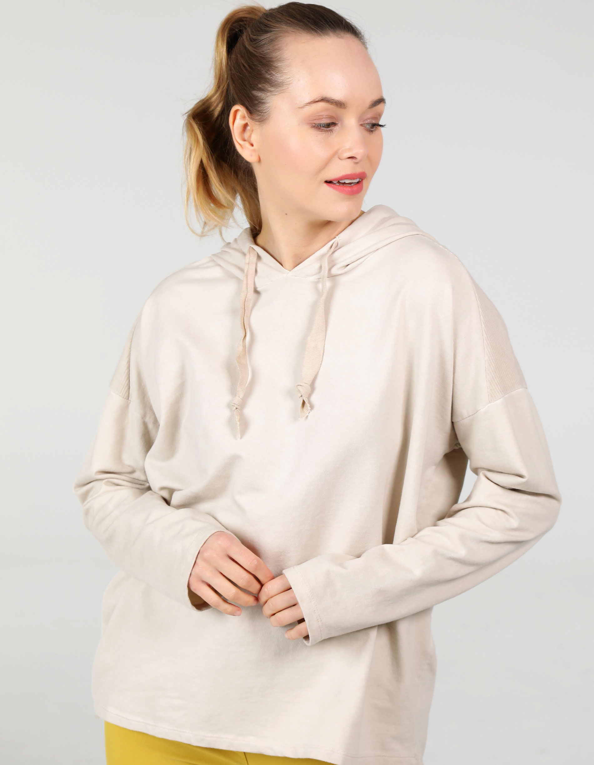 BAWEŁNIANA BLUZA Z KAPTUREM 147-D348 BEIGE