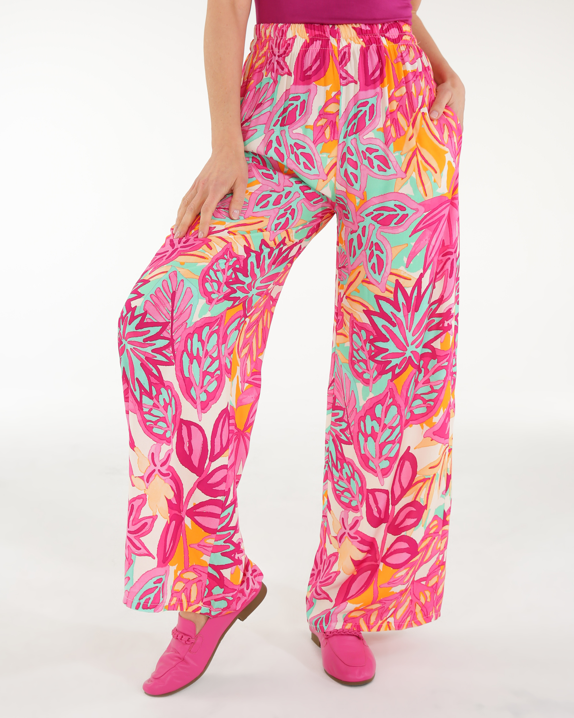 RÓŻOWE SPODNIE W KOLOROWY WZÓR 284-2204 FUXIA