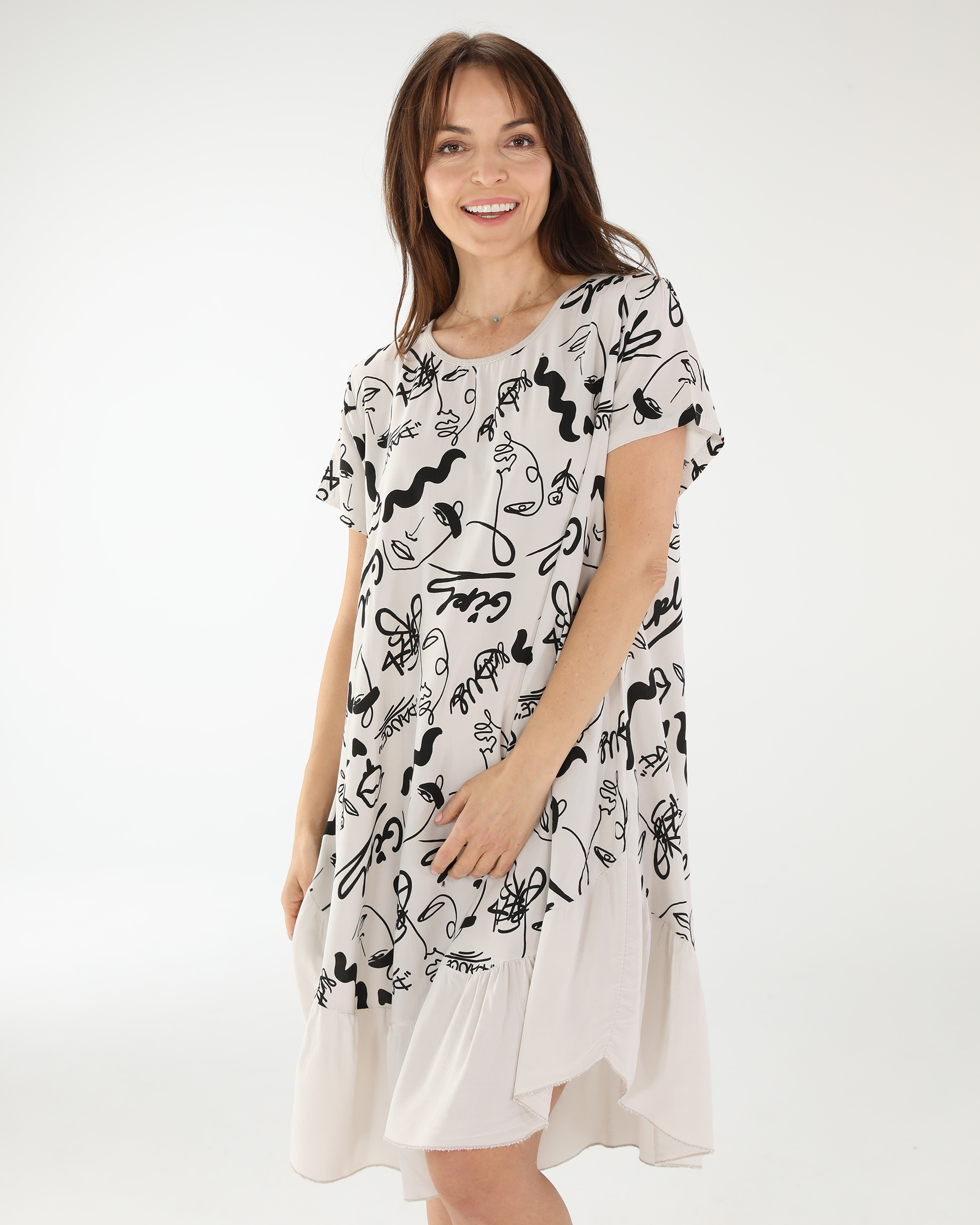 BEŻOWA SUKIENKA Z FALBANĄ 194-7733D BEIGE