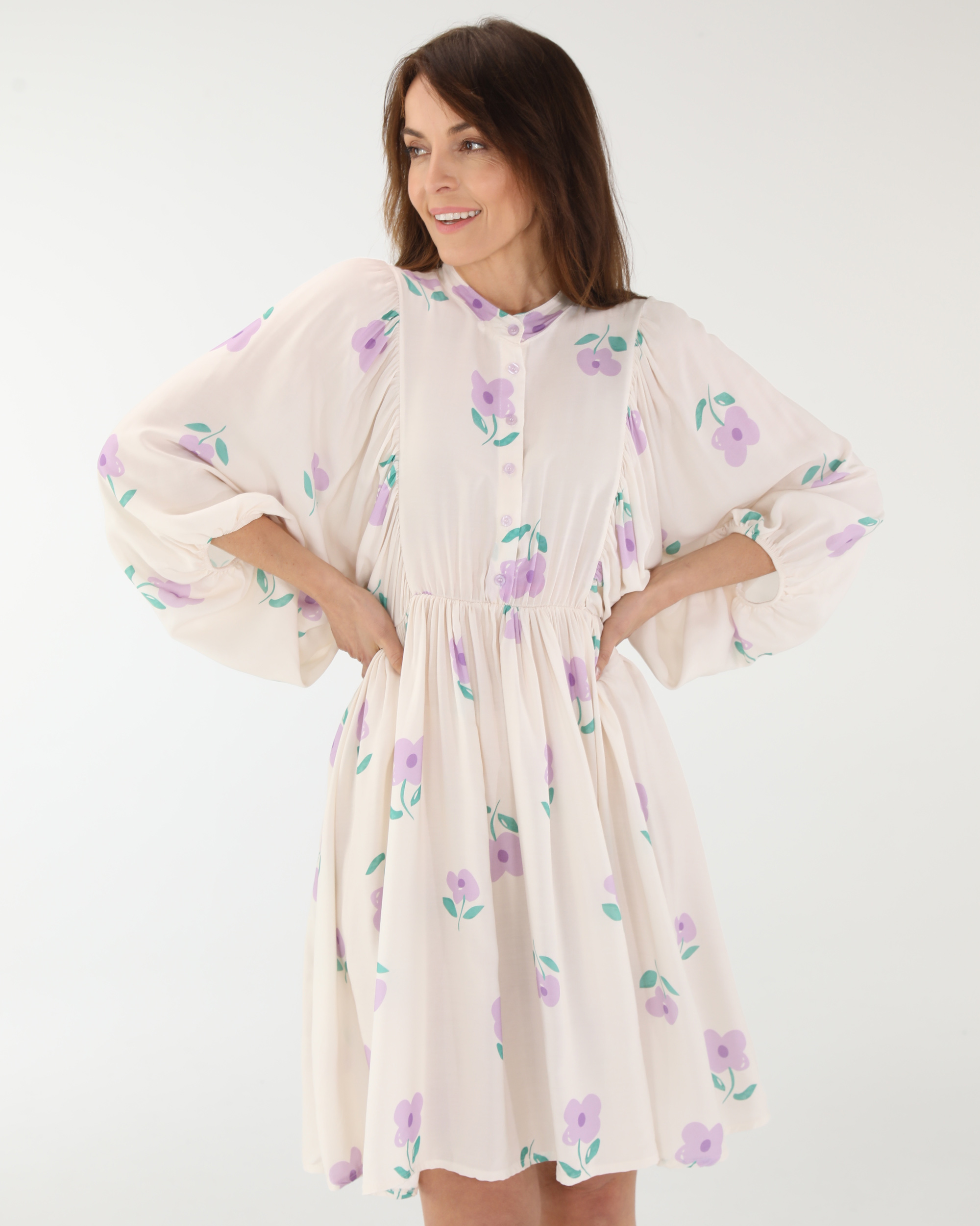 LUŹNA SUKIENKA W KWIATY 245-8115-1 BIANC