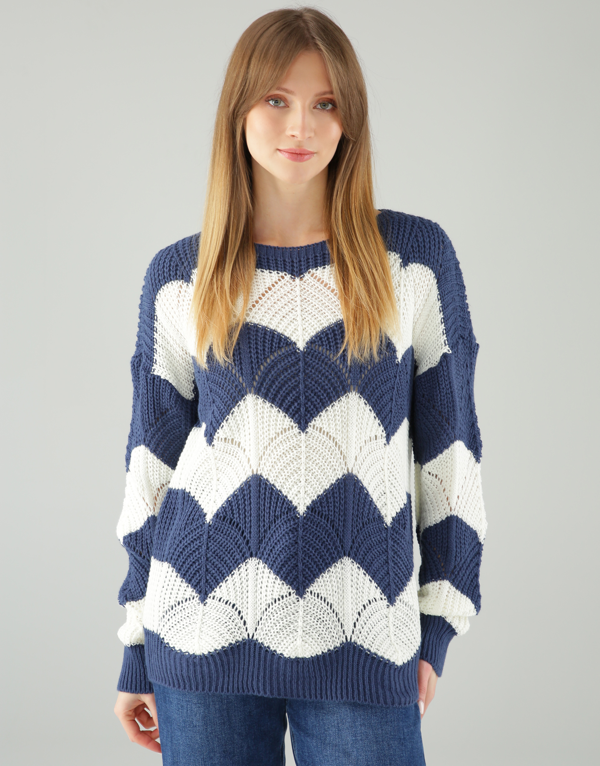 LUŹNY AŻUROWY SWETER 209-3101 JEA-BIA