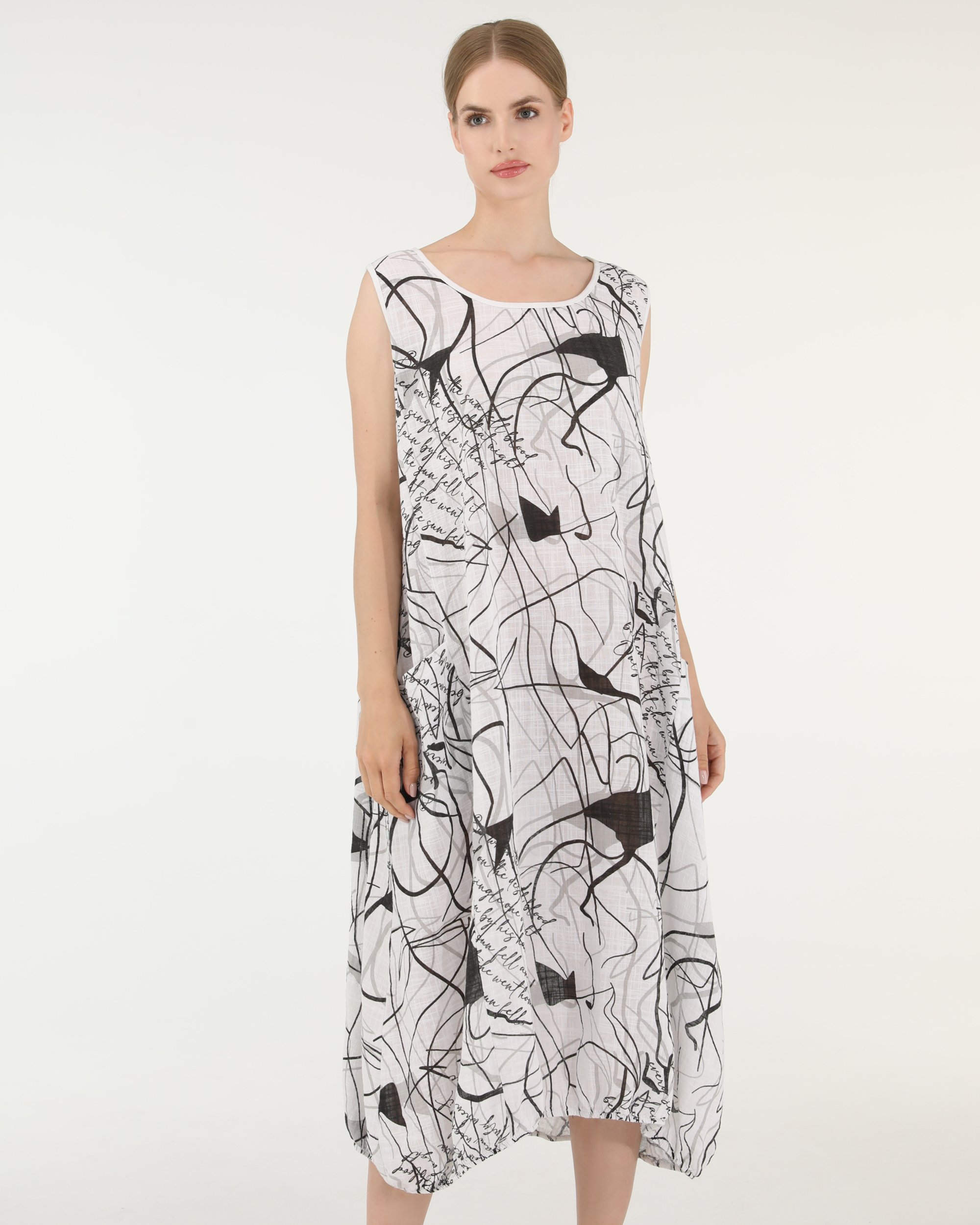 Wzorzysta sukienka z napisami