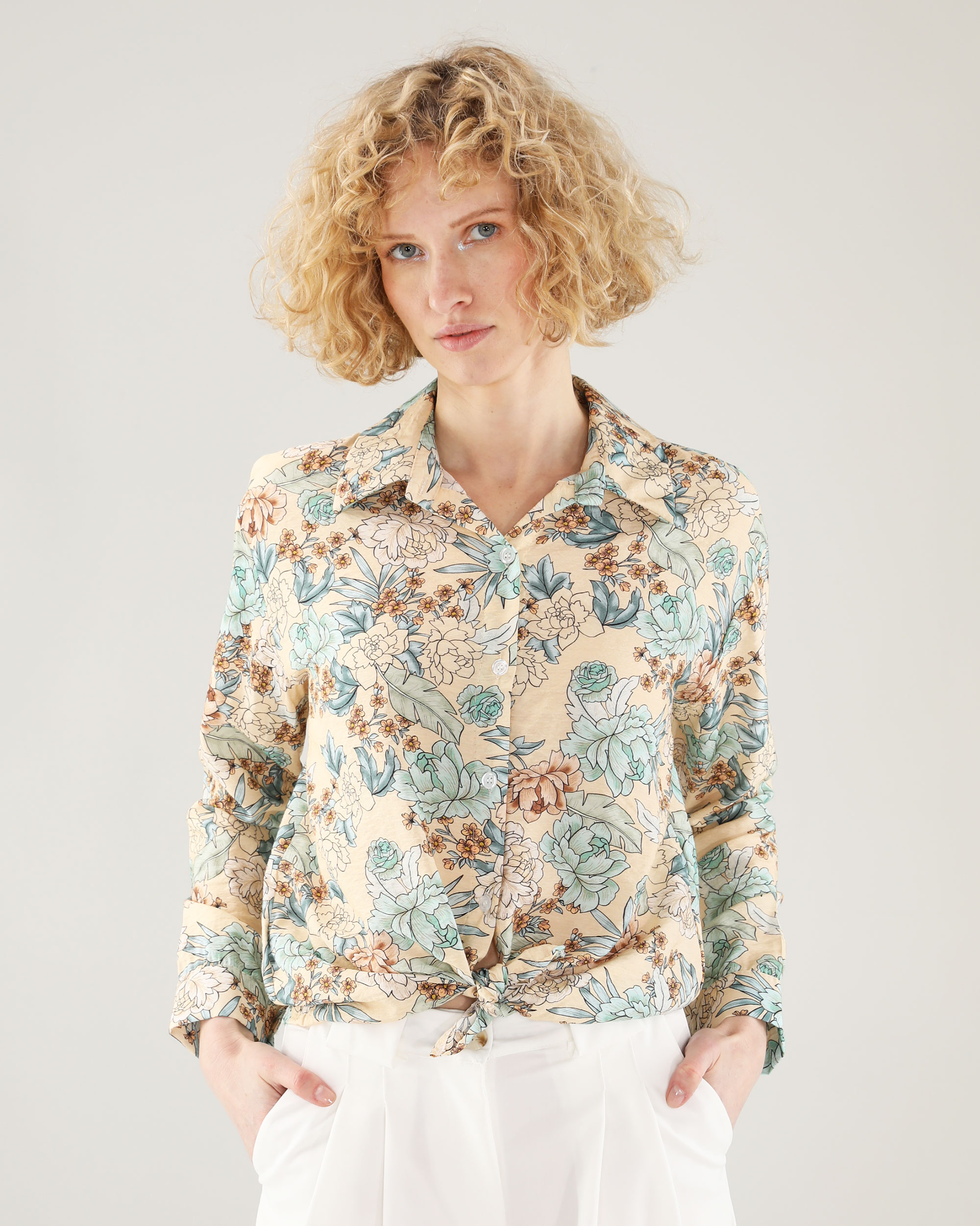 Wzorzysta koszula z wiązaniem