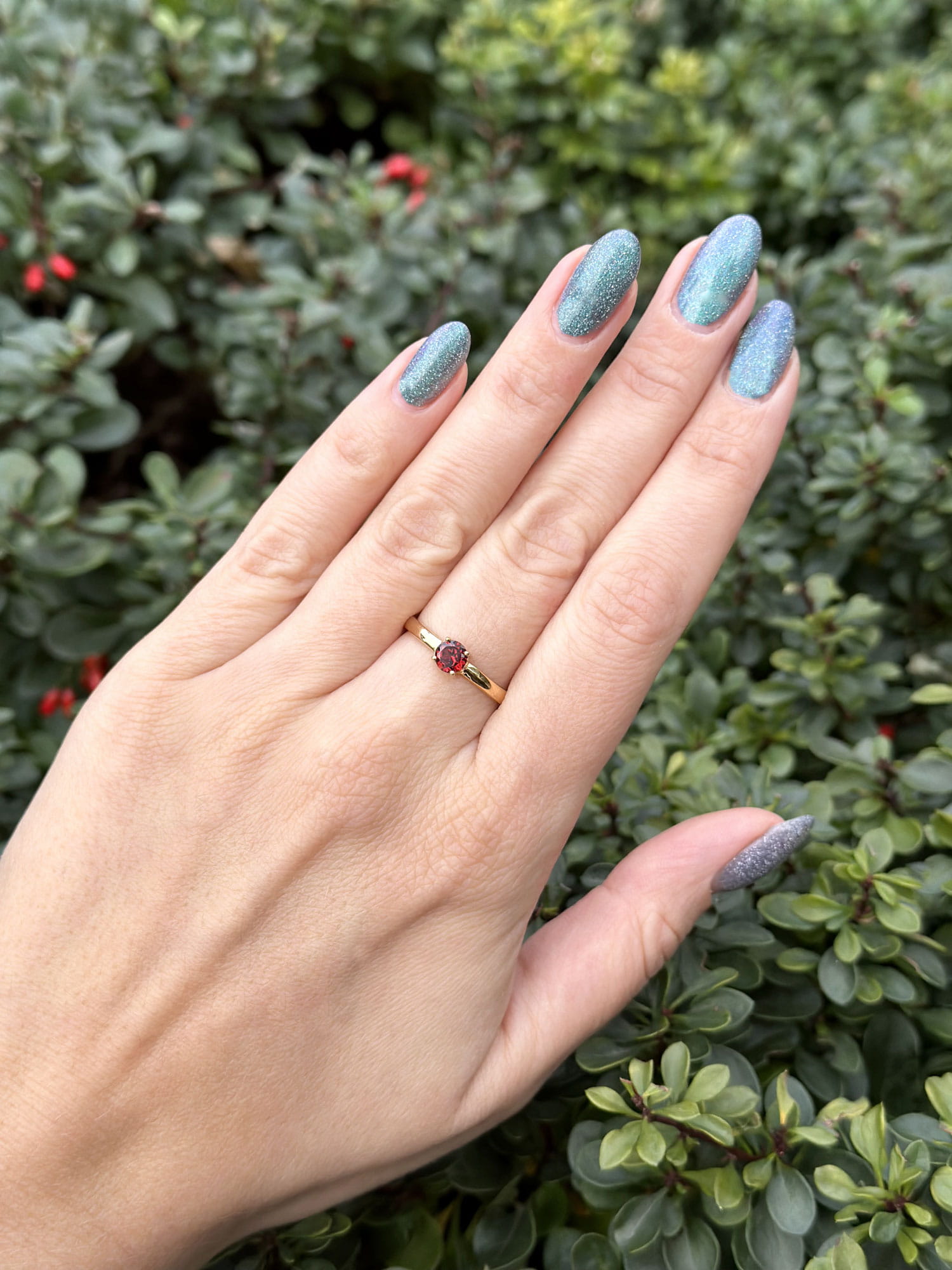 Delikatny Pierścionek z Granatem