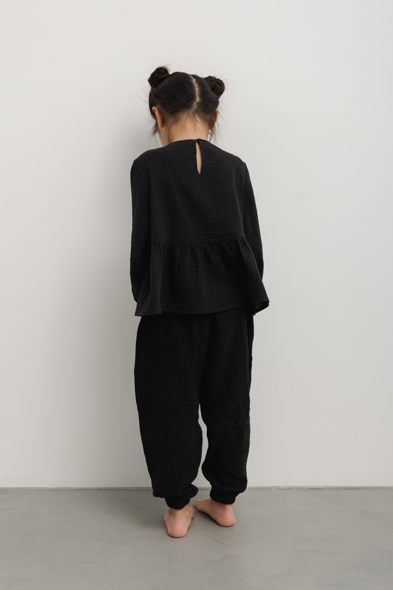 MINI spodnie typu jogger w kolorze TOTALLY BLACK - ANDY-92-98 (2-3)