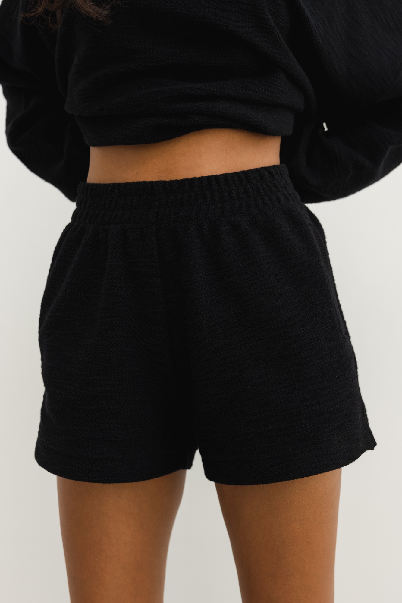 Szorty z dzianiny o DELIKATNEJ STRUKTURZE w kolorze TOTALLY BLACK - LE PETIT-XL