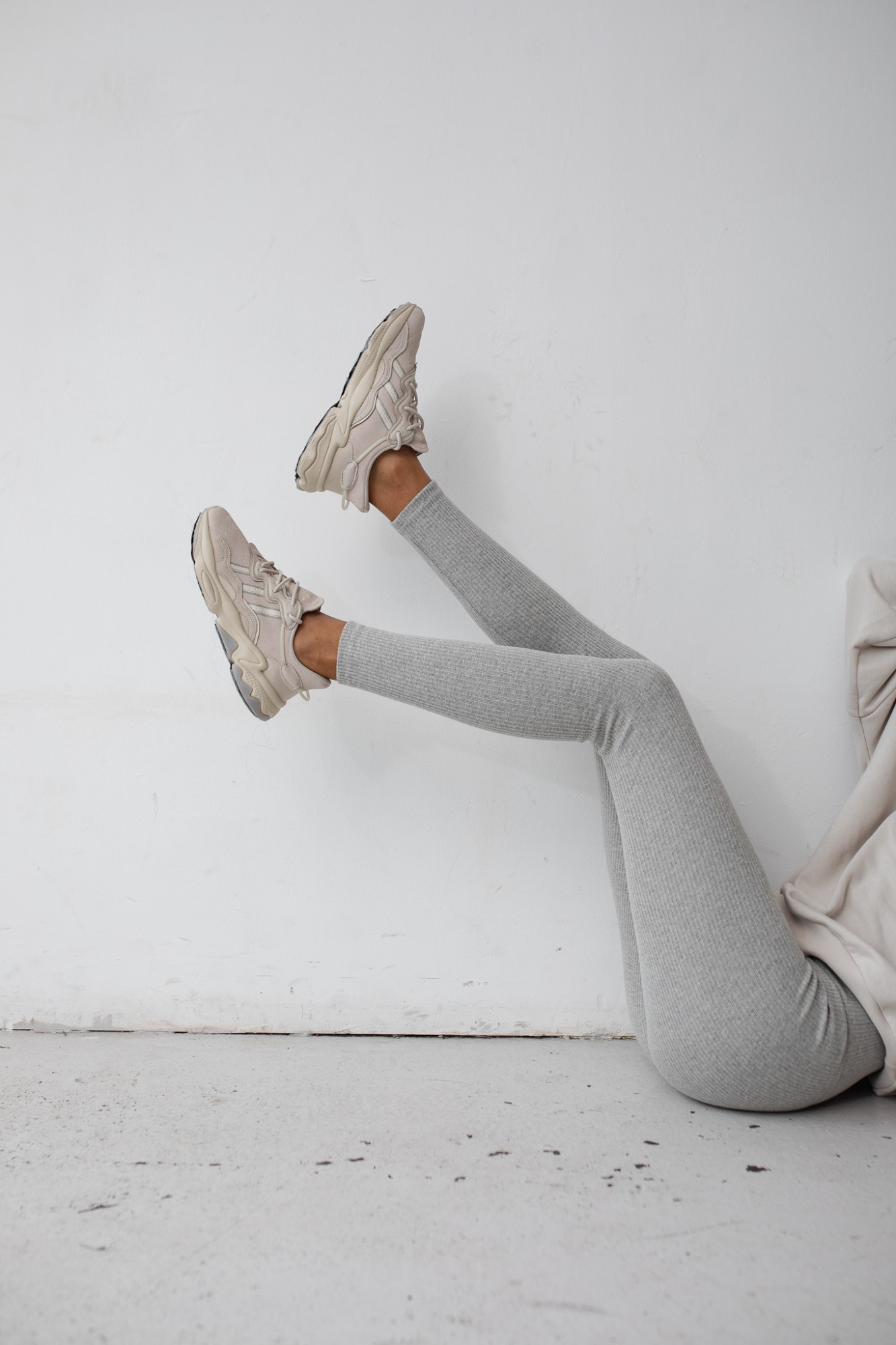 Legginsy damskie z prążkowanej dzianiny w kolorze LIGHT GREY MELANGE - HIPS-XS