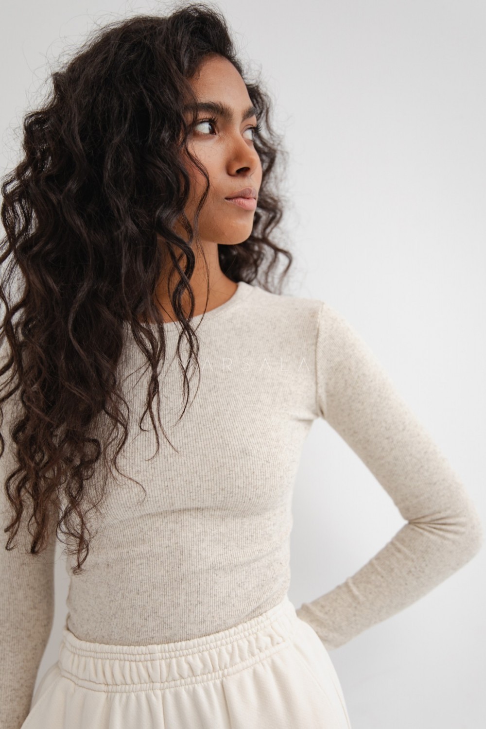 Dopasowany top z długim rękawem z prążkowanej dzianiny w kolorze BEIGE z dodatkiem konopii - MOODY KONOPIA-M/L