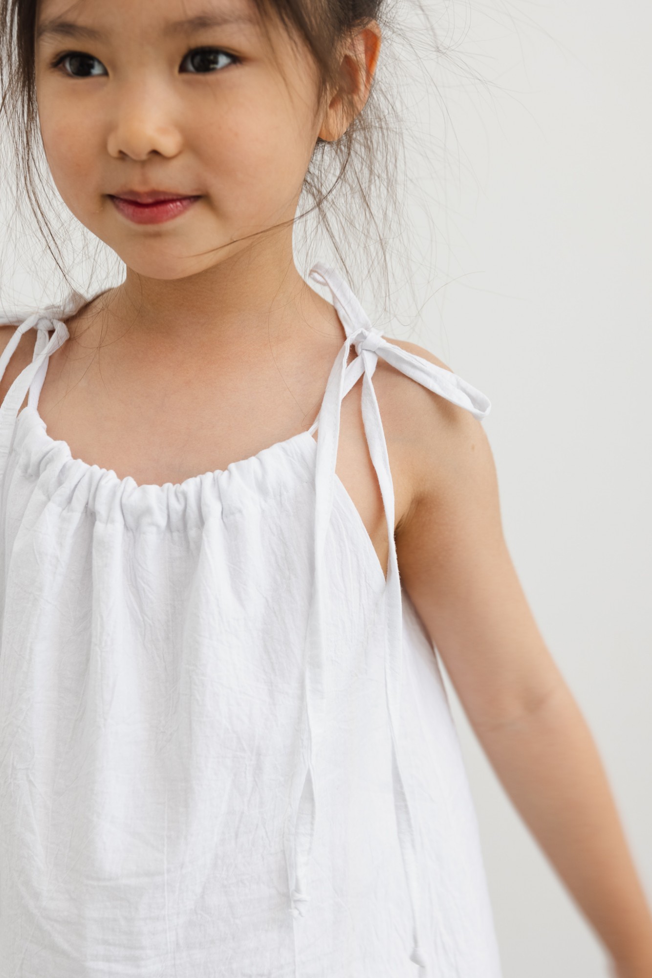 MINI bluzka BAWEŁNIANA z wiązaniem na ramionach w kolorze CLASSIC WHITE - DAFNE-104-110 (4-5)