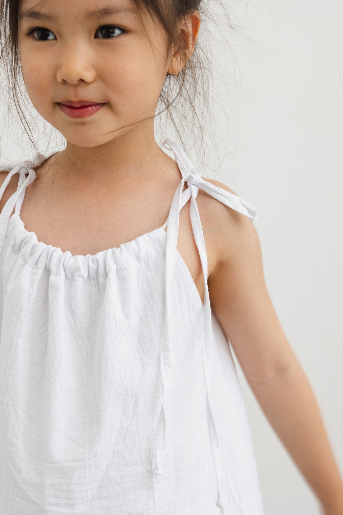 MINI bluzka BAWEŁNIANA z wiązaniem na ramionach w kolorze CLASSIC WHITE - DAFNE-104-110 (4-5)