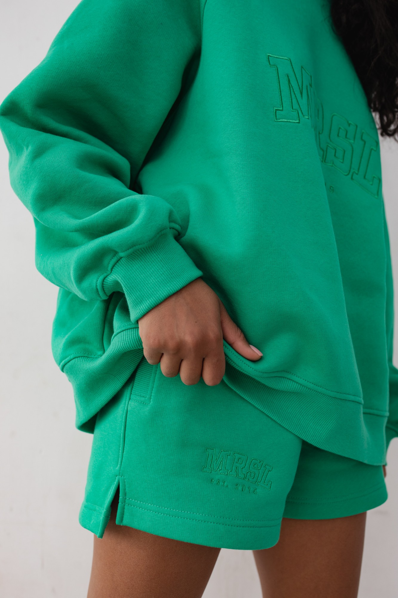 Szorty z dzianiny dresowej z haftem MRSL w kolorze SPRING GREEN - LE PETIT-L