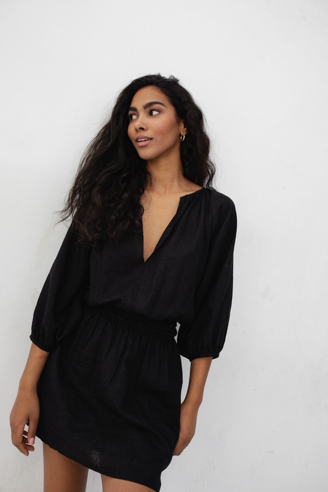 Sukienka z dekoltem w kolorze TOTALLY BLACK - MALMO-L