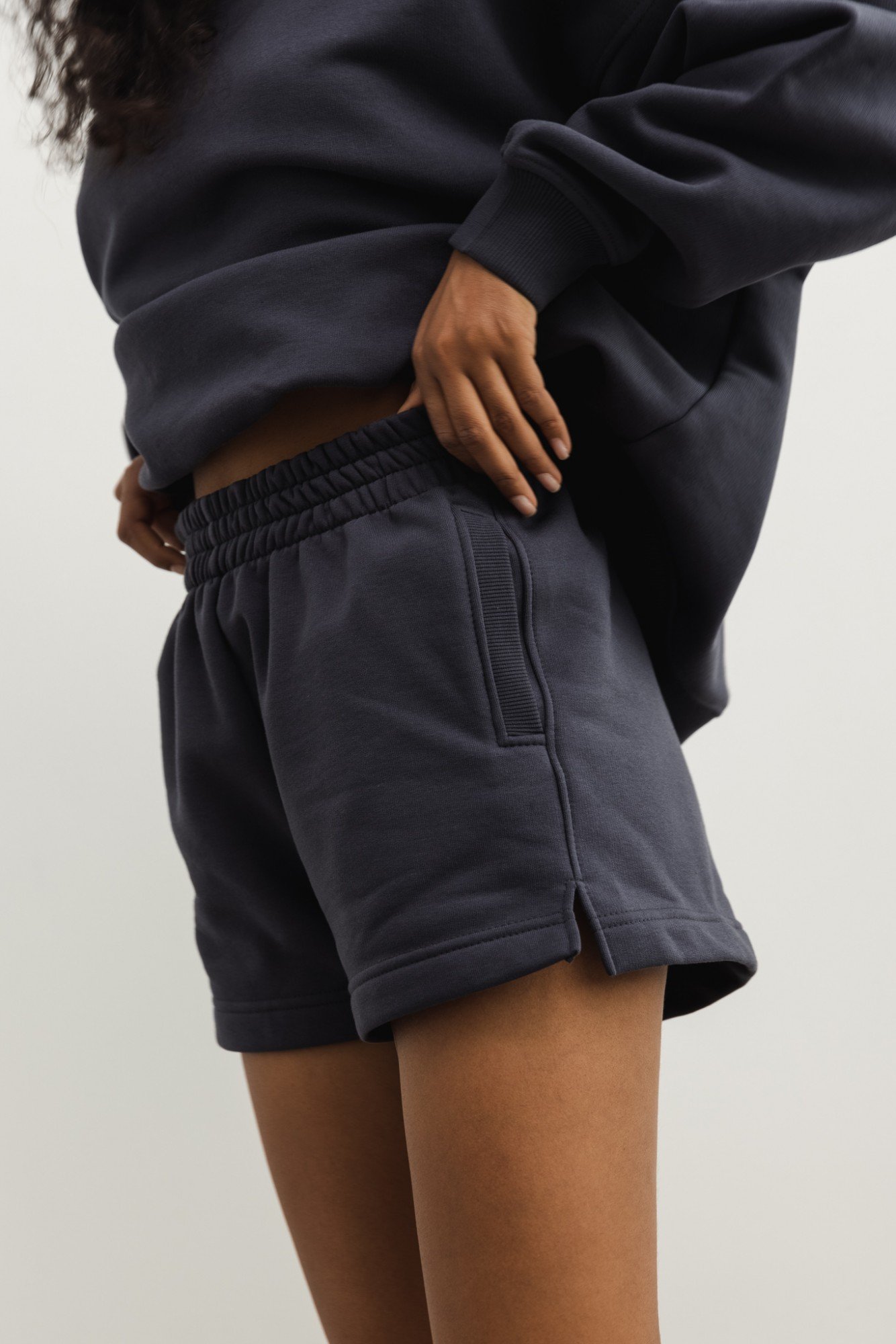 Szorty z dzianiny dresowej w kolorze GRAFITOWYM - LE PETIT-M