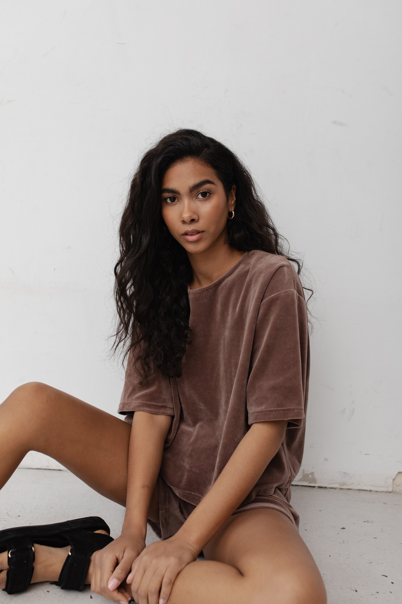 Luźny top welurowy w kolorze DEEP TAUPE - SPINE-M