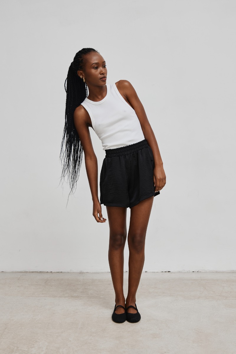 Szorty z SATYNY w kolorze TOTALLY BLACK - PETREY-S