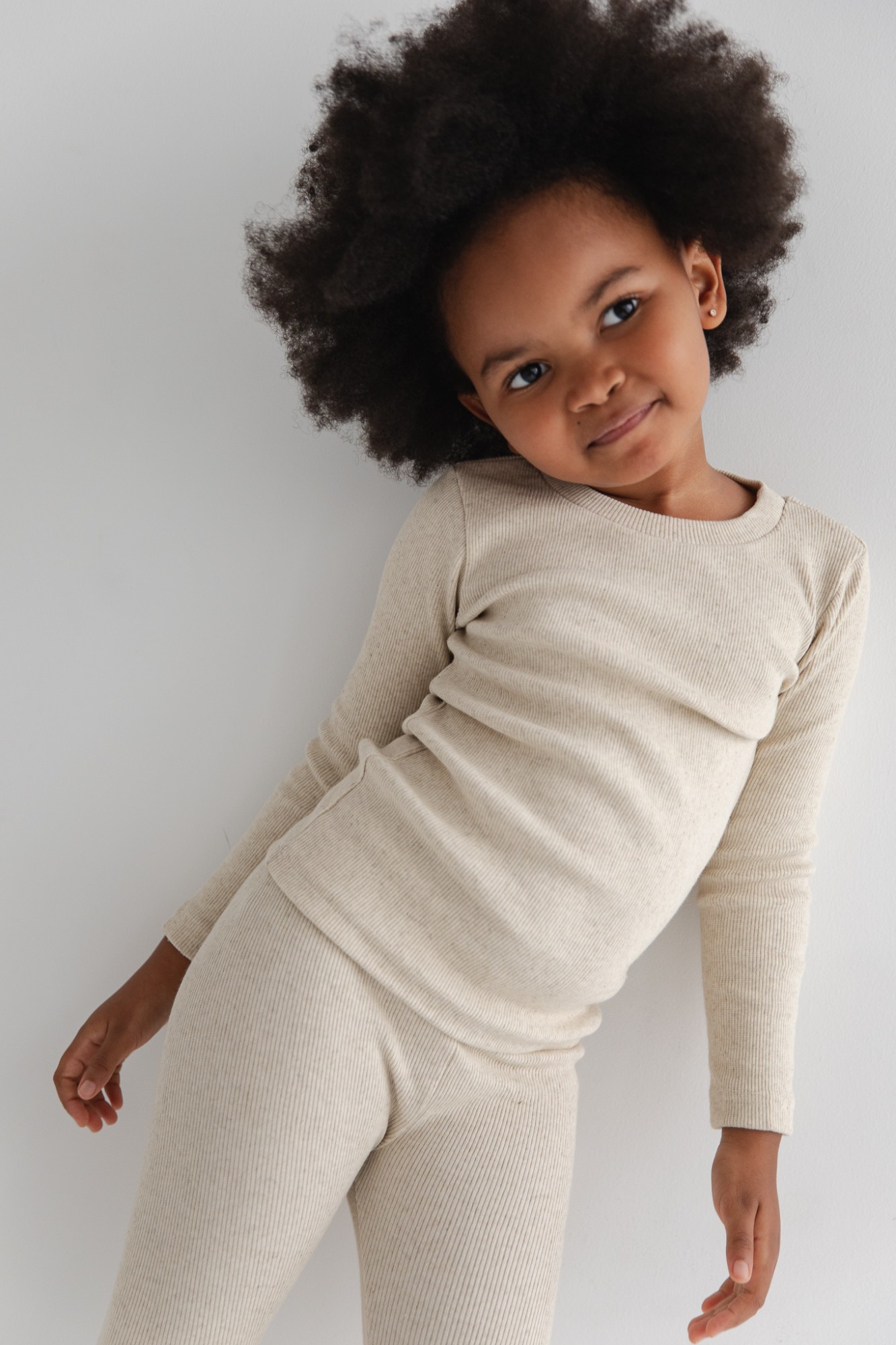 MINI dopasowany top z długim rękawem z prążkowanej dzianiny w kolorze BEIGE z dodatkiem konopii - MOODY KONOPIA-80-86 (12-18)