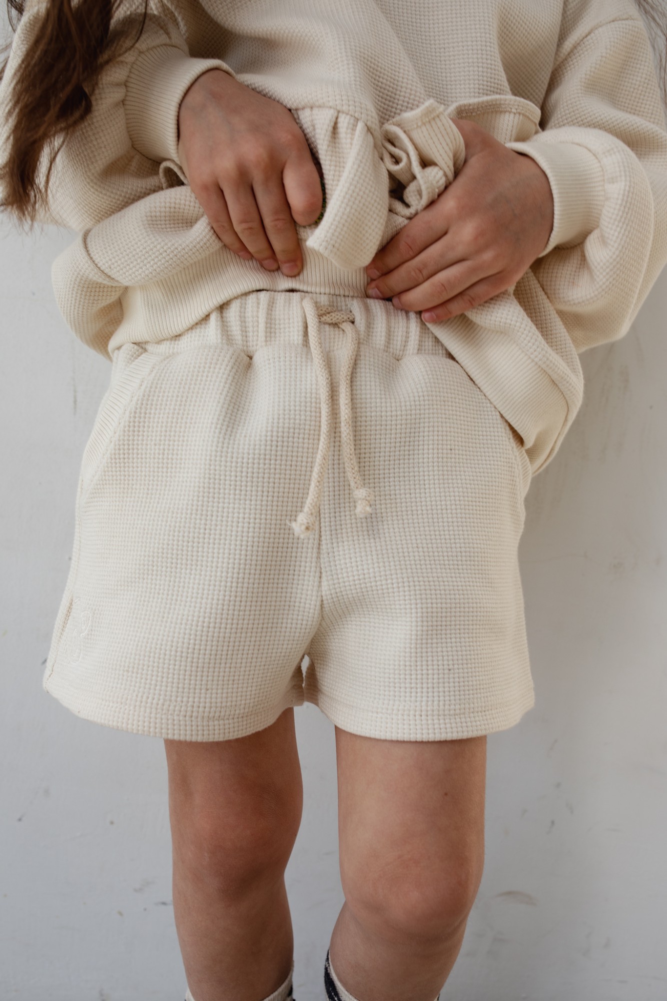 MINI spodenki dresowe z dzianiny waflowej w kolorze BRIGHT BEIGE - JELLY-104-110 (4-5)