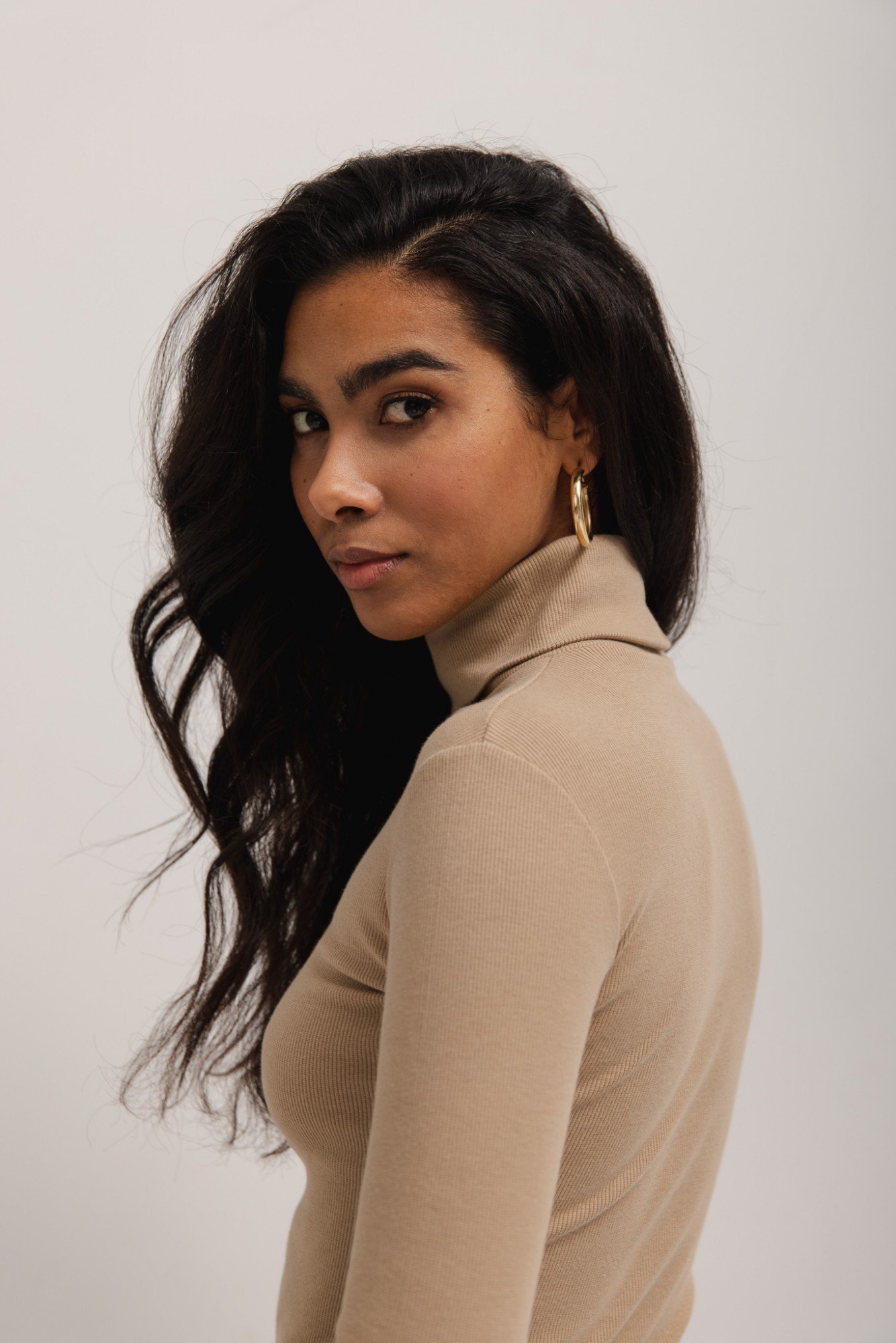 Golf z dzianiny prążkowanej w kolorze HARVEST BEIGE - RITA-M/L