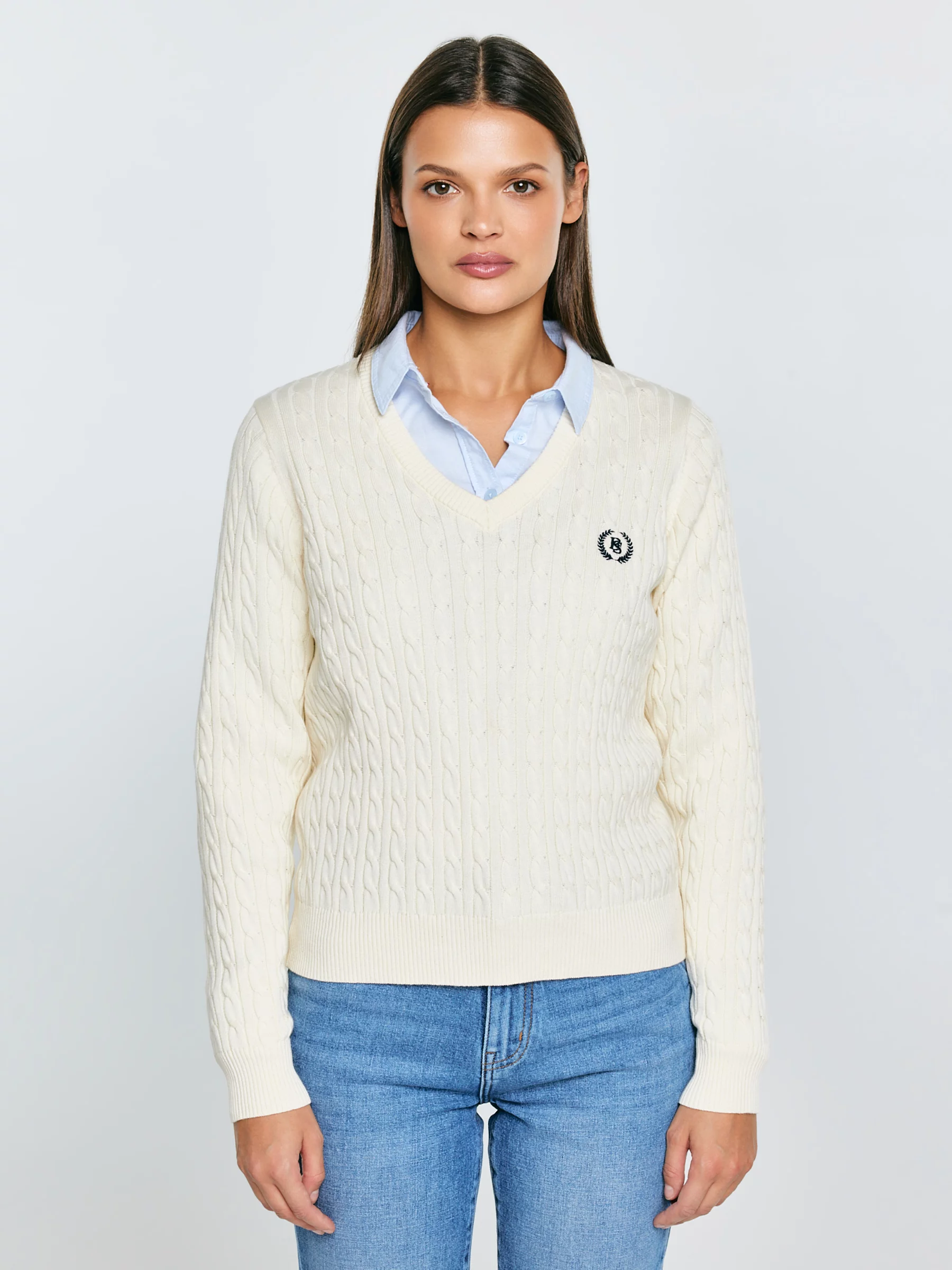 Sweter damski ze splotem warkoczowym z dekoltem v-neck kremowy Nisa 100