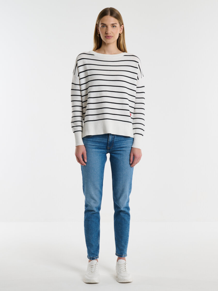 Sweter damski z rozcięciem po bokach w czarno-białe paski Heartelia 100