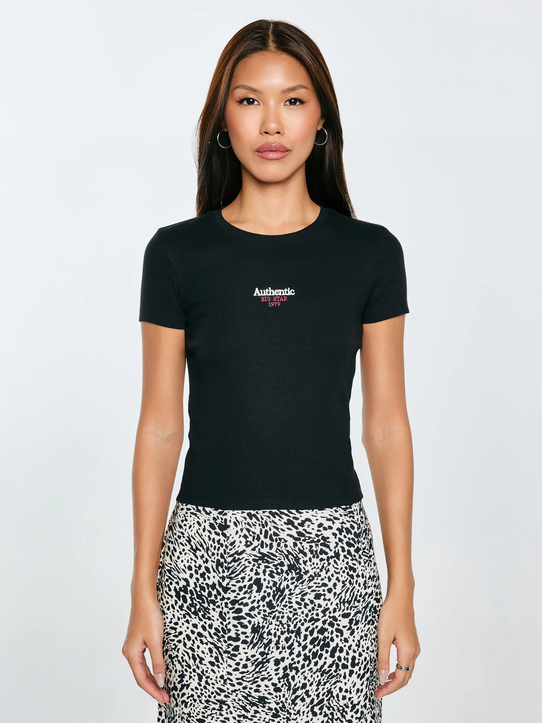 Koszulka damska w prążek z haftem czarna Clarsa 906